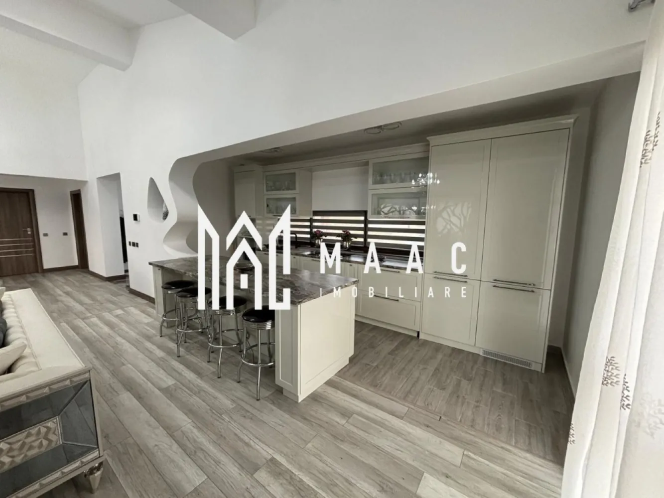 Casa /Vila de Lux | Teren 630 mp | Sibiu - MAAC Imobiliare vă invita să descoperiți o vilă exclusivistă, situată într-o locație privilegiată, la doar cateva minute de centrul orașului, care îmbină eleganța, confortul și funcționalitatea într-un design contemporan. Cu o suprafață utilă de 196,3 mp și un teren generos, această proprietate oferă un stil de viață rafinat, într-un cadru liniștit și accesibil. Caracteristici principale: Suprafață utilă: 196,3 mp, distribuiți eficient pe un nivel și un subsol amenajat Teren generos: 630 mp, ideal pentru grădină, loc de relaxare, sau pentru organizarea de evenimente în aer liber Compartimentare excelentă: La parter: un living spațios și luminos, perfect pentru relaxare sau întâlniri sociale, și o zonă de dining elegantă, care se deschide către o bucătărie complet echipată 3 dormitoare care beneficiază de baie proprie si dressing. două bucătării situate la parter, ideală pentru gătit în familie sau pentru a vă bucura de momente de socializare, iar a treia este amplasată la subsol, perfectă pentru prepararea meselor pentru petreceri sau întâlniri cu prietenii. Subsol amenajat: Un spațiu versatil pentru evenimente, cu un sistem de iluminat ambiental Finisaje de lux: utilizarea celor mai bune materiale și tehnici de construcție, inclusiv parchet , marmură de calitate superioară, feronerie premium, și instalații de iluminat moderne. Fiecare cameră este luminată natural, datorită geamurilor mari și a designului deschis, creând un ambient plăcut și primitor. Curte proprie: cu suficiente spații verzi pentru a crea o grădină privată sau loc de joacă, având totodată opțiunea de a amenaja o piscină sau terasă exterioară. Avantaje suplimentare: Locație excelentă: la doar 5 minute de oraș, vă veți bucura de acces rapid la toate facilitățile urbane, păstrând în același timp liniștea și intimitatea unei locuințe exclusiviste, înconjurată de natură. Locuri de parcare: spațiu generos pentru parcare, inclusiv locuri de parcare pentru vizitatori. Pentru mai multe informatii specificati ca ati vazut anuntul cu ID: CP2218499 }}