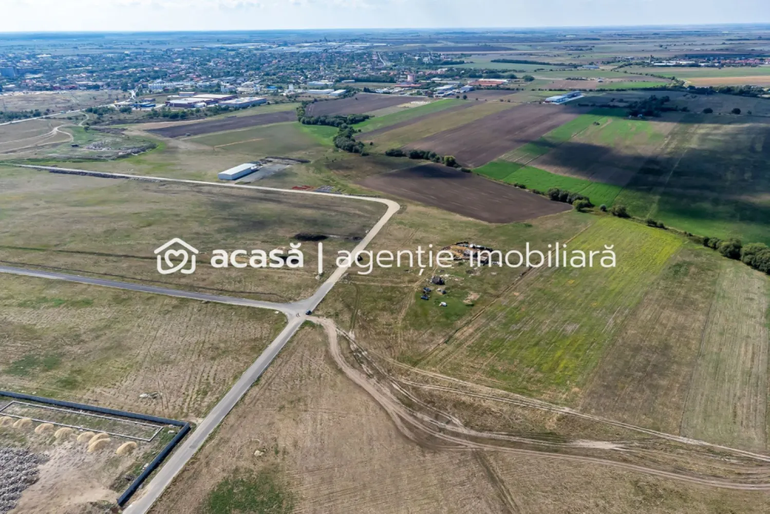 Oportunitate – Teren industrial 1.926 mp lângă Centura Vest Arad - 📌 Detalii teren:
Suprafață: 1.926 mp (dar putem să vă punem la dispoziție și suprafețe mai mari)
Front stradal: 34 m
Localizare: foarte aproape de Centura de Vest Arad
Acces rapid la drumurile principale și infrastructura rutieră

✅ Avantaje:
Zonă industrială aflată în plină dezvoltare
Potrivit pentru hale de producție, depozite logistice, centre de distribuție sau fabrici
Accesibilitate și vizibilitate foarte bune
Poziționare strategică în hub-ul industrial Arad

💡 Ideal pentru companii care caută extindere sau pentru investitori interesați de un teren cu potențial ridicat de dezvoltare și randament pe termen lung.

Nu dispui de toată suma? Te ajutăm noi gratuit! Îți obținem oferte de la 16 bănci.

Ai o proprietate de vânzare în Arad și vrei să știi cât valorează cu adevărat?
Sună-mă pentru o evaluare gratuită, fără obligații.

📲 Contact:
Lucian Marc – Consultant Imobiliar Acasă Arad
Tel: 0746 093 329

Birou: ACASA | Agenție Imobiliară Arad
📍 Bulevardul Decebal 2, Arad 310133