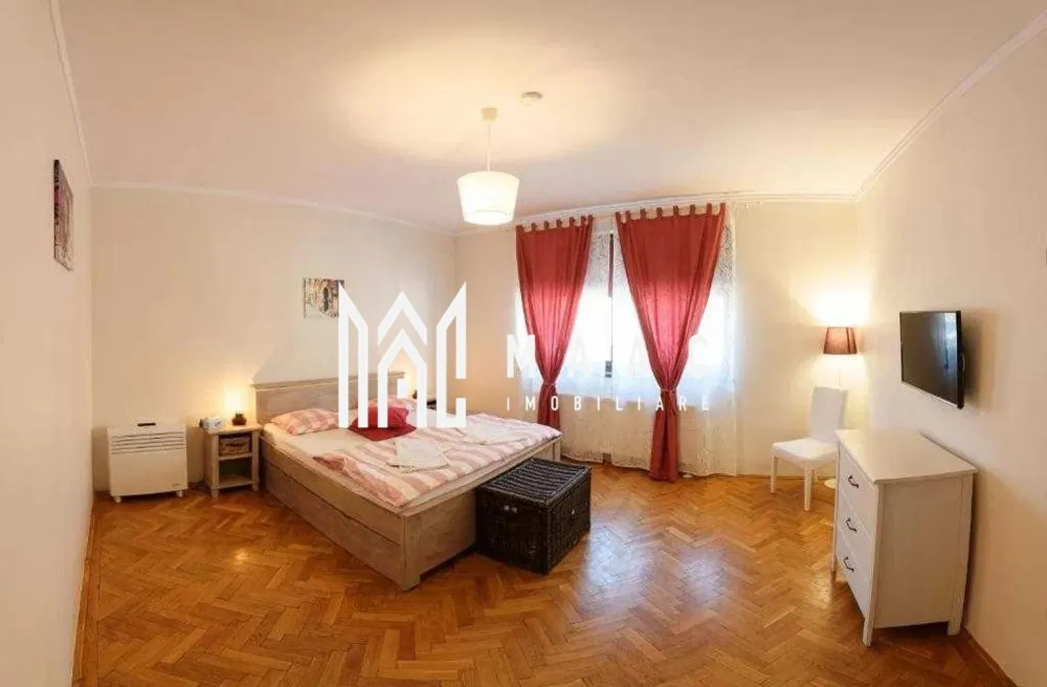 Ultracentral I Investitie I Apartament 3 Camere I Decomandat - Va propunem sprtte vanzare un apartament decomandat de 3 camere situat la parterul unui imobil din zona Ultracentrala. Locuinta cuprinde: living, 2 dormitoare, bucatarie, 2 bai. Apartamentul este pozitionat ultracentral pretabil pentru regim hotelier. Disponibil imediat. Pentru mai multe detalii precizati telefonic ca ati vazut anuntul cu ID: CP2218493 }}