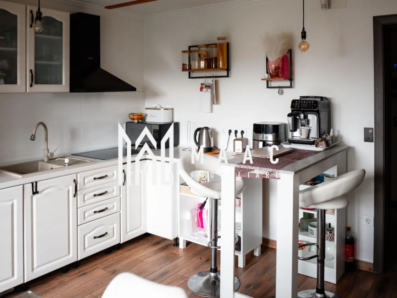 Casă 4 Camere | 200 MPU | 350 mp Curte | Lacul lui Binder - MAAC Imobiliare vă propune spre vânzare o casă modernă și inteligentă, situată în zona Țiglari, Sibiu. Proprietatea a fost renovată complet în 2022 și oferă toate facilitățile necesare unei familii care își dorește confort, siguranță și eficiență energetică. Detalii proprietate: Suprafață utilă: 200 mp Terasă: 15 mp Garaj: 25 mp Curte liberă: 350 mp, ideală pentru grădină sau spațiu de relaxare Construcție solidă din cărămidă, regim de înălțime D+P+M Dotări Smart: Panouri fotovoltaice de 8 kW Sistem automatizat de iluminat și încălzire, controlabile prin telefon Videointerfon, poartă automatizată, alarmă, aer condiționat Geamuri termopan cu jaluzele electrice Centrală termică cu radiatoare din oțel Compartimentare interioară: Demisol: hol, cameră tehnică, cameră, baie cu duș, pivniță Parter: living, dormitor, bucătărie mobilată și utilată, baie cu cadă și hidromasaj, spălătorie, hol Etaj: două dormitoare (unul cu terasă de 14 mp) + spațiu de depozitare de 36 mp Avantaje: Casă complet renovată și eficientă energetic Zonă liniștită, dar aproape de școli, grădinițe, magazine, farmacii și transport public Confort sporit și siguranță prin tehnologia smart integrată Pentru mai multe detalii și programarea unei vizionări, vă rugăm să ne contactați menționând ID: CP2221720. }}