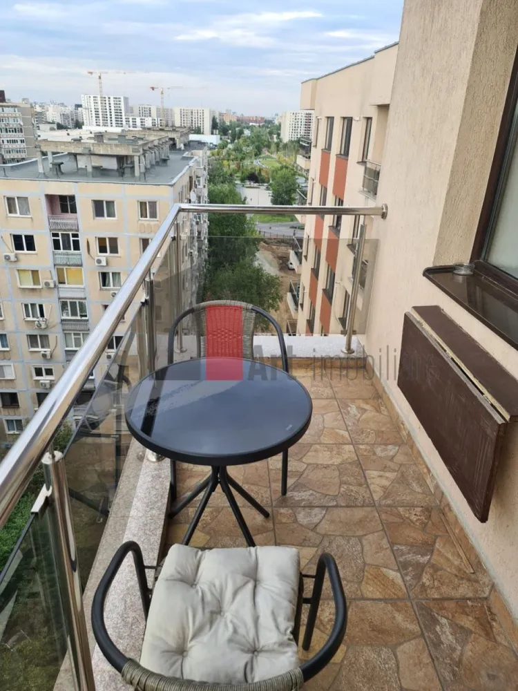 Oferim spre vanzare ap de 2 camere, Lujerului, Bloc nou Parcul Liniei - Vindem apartament cu 2 camere, spațios și luminos, situat în imobilul de referință construit în 2016 (str. Cupolei, blocul cu magazinul Bella Chic), la doar câteva minute de metrou Lujerului.
Apartamentul este situat la etajul 9 din 12, oferind o vedere panoramică superbă asupra zonei, fără zgomotul direct de la bulevard.
DETALII APARTAMENT:
Suprafață: 57 mp utili (compartimentare inteligentă, spații largi).
Structură: Complet DECOMANDAT (hol generos, bucătărie închisă, dormitor și living separate).
Dotări: Centrală termică proprie (confort termic ridicat + costuri mici), Aer Condiționat (AC), finisaje moderne.
Stare: Se vinde MOBILAT și UTILAT complet – te poți muta imediat sau îl poți închiria (randament excelent în zonă).
FACILITĂȚI ZONĂ:
Transport: 5-7 min. mers pe jos până la Metrou Lujerului, acces rapid la tramvai 41 și alte linii STB.
Shopping: Cora Lujerului, Plaza România, Auchan, Mega Image – toate la 5-10 min. distanță.
Imobil: Bloc modern (2016), 2 lifturi rapide, scară curată, vecini de calitate