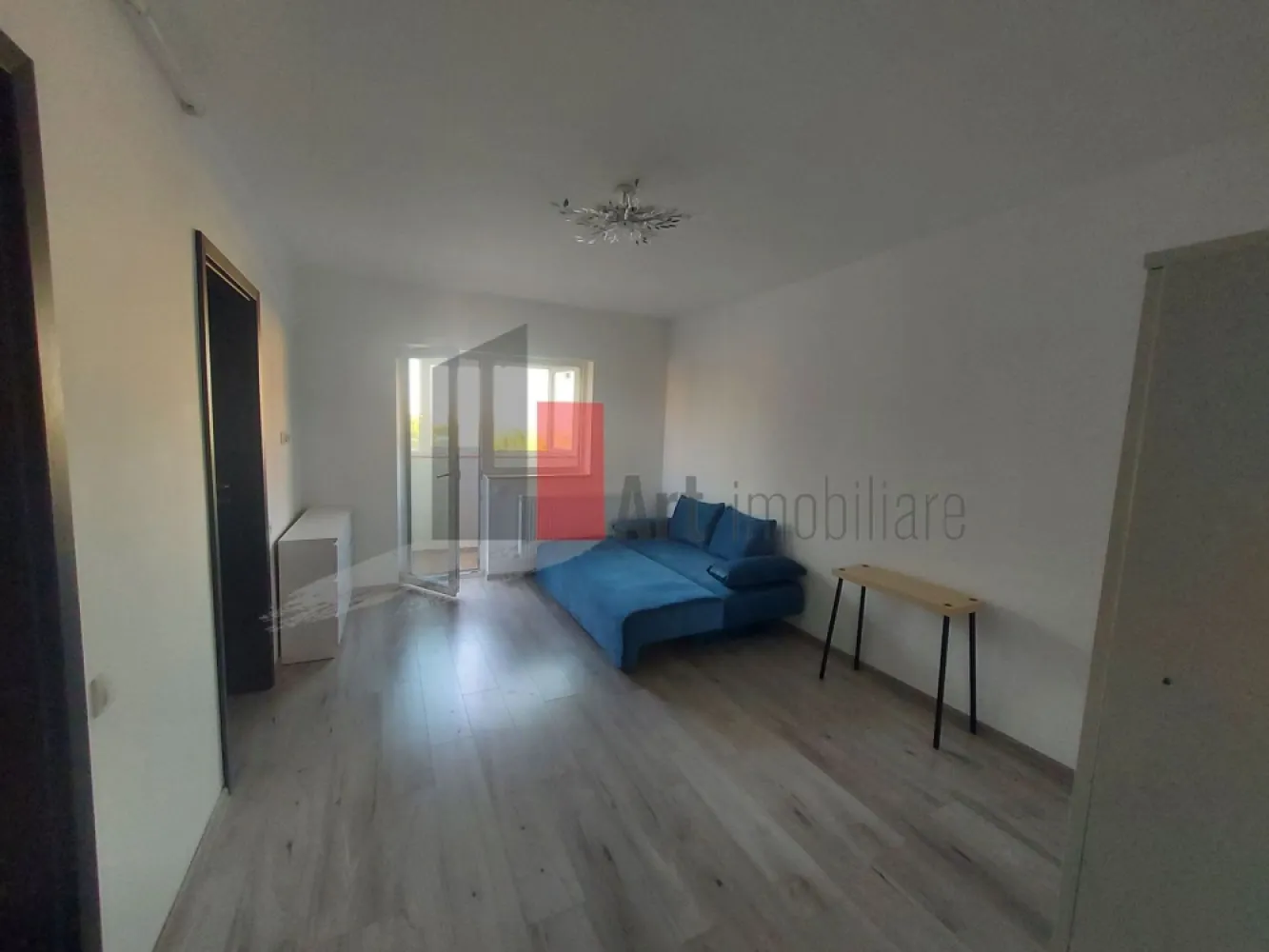 Garsoniera de inchiriat-Aparatorii Patriei-cu centrala - Garsoniera de inchiriat, în complex rezidenţial, complet mobilata, cu bucatarie inchisa, cu aer conditionat (urmeaza sa se puna), cu balcon inchis, la etajul 4/4, SD, constructie 2022, cu o suprafata de 37MP, cu centrala, TV mare, cu lift. Locuinta este la 2 statii autobuz de metrou Aparatorii Patriei/Dimitrie Leonida, aprox la 15 min mers pe jos. NU se permit animale de companie. NU se accepta persoane care fumeaza. Se solicita o luna avans si o luna garantie.