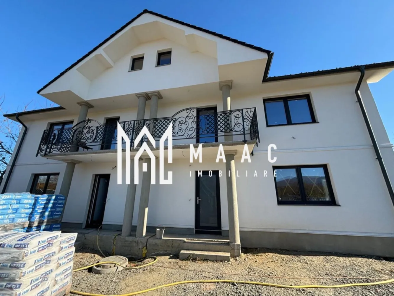 Casa tip duplex | Terasa | Rasinari - Vă propunem spre vânzare o casă tip duplex, modernă și spațioasă, cu o suprafață totală utilă de 194,6 mp, situată într-o zonă liniștită, in Rasinari. Acest imobil dispune de parter, etaj și mansardă, oferind suficient spațiu pentru o familie, cu posibilități multiple de amenajare. Curtea proprie de 160 mp adaugă un plus de valoare, fiind ideală pentru petrecerea timpului liber sau amenajarea unei grădini personale. Caracteristici principale: Suprafață totală utilă: 194,6 mp Compartimentare: Parter + Etaj + Mansardă, într-o configurație care oferă intimitate și confort pe fiecare nivel Curte proprie: 160 mp, cu posibilități de amenajare a unui loc de relaxare, grădină sau loc de joacă pentru copii Predare la alb: Imobilul va fi predat la stadiul de alb, permițându-vă să personalizați finisajele interioare conform preferințelor dumneavoastră Detaliile fiecărui nivel: Parter: Living spațios, bucătărie separată, dormitor si baie . Etaj: 2 dormitoare luminoase și aerisite, cu acces facil la baie si o camera de relaxare care face legatura intre ele. Mansardă: Un spațiu flexibil care poate fi amenajat în funcție de nevoile dumneavoastră. Avantaje suplimentare: Curte de 160 mp: Ideală pentru a crea un loc de relaxare, grădină personală sau loc de joacă pentru copii Posibilități de personalizare: Predarea la alb vă permite să vă puneți amprenta asupra casei, alegând finisajele care se potrivesc stilului dumneavoastră personal Ideal pentru: Familii care își doresc un cămin modern, spațios și personalizabil Persoane care preferă o locuință cu multiple opțiuni de amenajare și cu curte proprie Oricine caută o casă deosebită într-o zonă liniștită, dar cu acces rapid la facilități urbane Pentru mai multe informatii sau pentru a programa o vizionare, va rugam sa specificati ID: CP2217812 }}