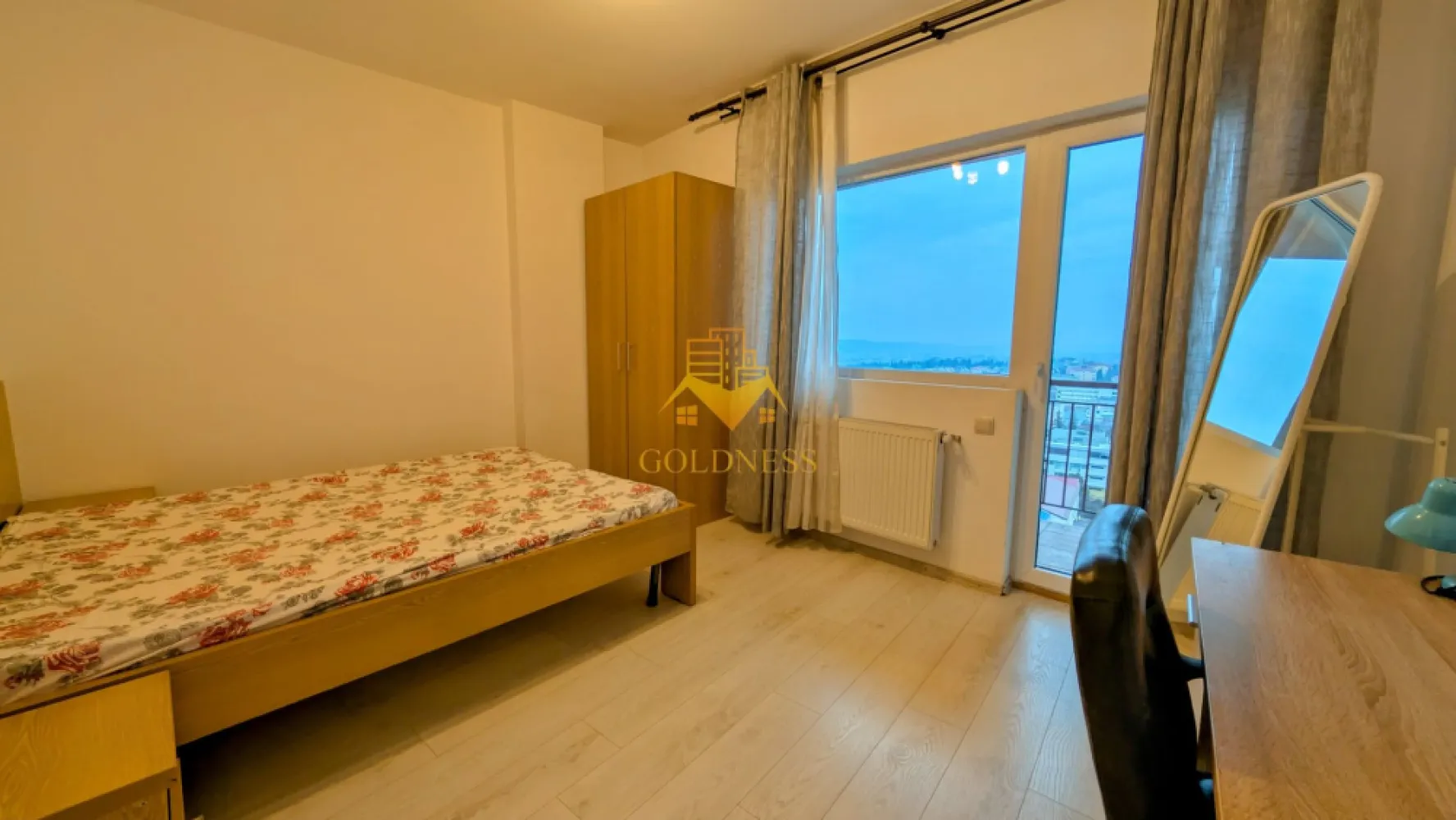 2 camere, Modern, UTCN, Spitalul de Recuperare, Profi, Zorilor - GOLDNESS Imobiliare vă propune spre închiriere un apartament cu 2 camere complet mobilat și utilat, la etajul 8 într-un imobil de 11 etaje, în Cartierul Zorilor.
Posibilitate de a parca in zona sau de a inchiria o parcare!
Se află în apropierea stațiilor de transport în comun, magazine, restaurante, spații verzi, farmacii, etc. 

Apartamentul este compartimentat astfel:
 - dormitor cu pat matrimonial, dressing, noptiere
 - living cu bucatarie open space complet utilată și mobilată, canapea extensibilă, loc de servit masa 
 - baie cu cabina de dus, calorifer port prosop și dulap pentru depozitare.
 - balcon de 4 mp

Imobilul este dotat cu toate cele necesare- centrală proprie, frigider, aragaz, hotă, mașină de spălat haine, televizor, etc. 

Dacă sunteți interesați de acest apartament și doriți să îl vizionați, dar și pentru alte oferte nu ezitați să ne contactați telefonic sau prin e-mail. Vă stăm la dispoziție!
Pentru intermediere se percepe un comision de 50% din prețul chiriei!