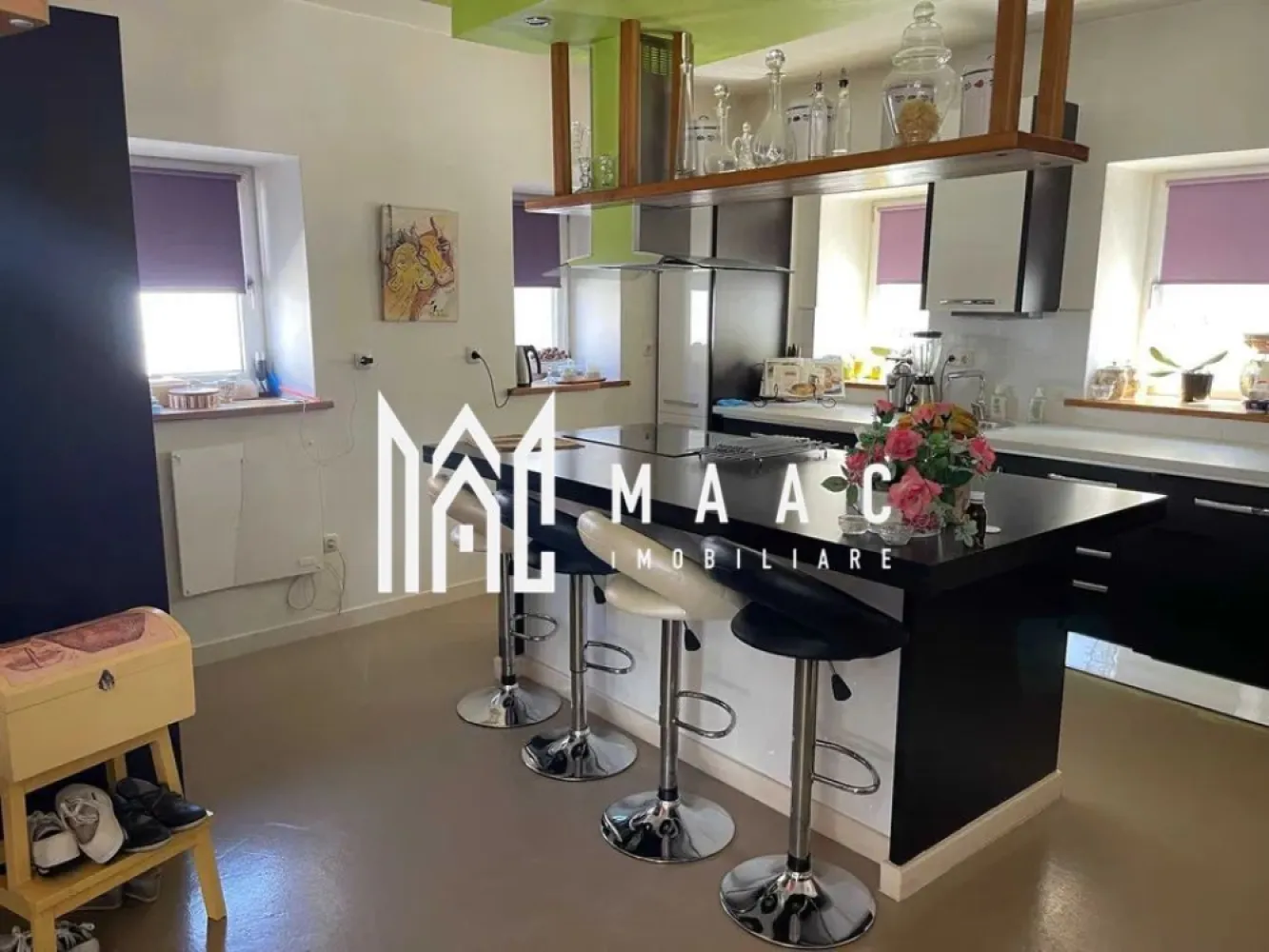 2 Case | 9 Camere | Teren 1180 | Porumbacu de sus - MAAC Imobiliare vă prezintă o proprietate ideală pentru locuire multifamilială sau investiție premium. Situată pe un teren generos de 1.180 mp, această proprietate deosebită se remarcă prin două case moderne, complet mobilate și utilate, finisaje de calitate și un ambient atent amenajat, oferind confort, funcționalitate și intimitate. Casa 1 – eficiență și intimitate Suprafață utilă: 110 mp 2 camere spațioase Living primitor Bucătărie modernă, complet utilată 2 băi 2 dressing-uri generoase Terasă închisă – ideală pentru relaxare Pivniță pentru depozitare Casa 2 – spațiu, lumină și eleganță Suprafață utilă: 200 mp 3 dormitoare Living amplu și luminos Bucătărie complet echipată 4 băi Terasă elegantă pentru momente de relaxare în aer liber Anexe și facilități suplimentare Magazie: 18 mp Terasă acoperită: 46 mp Spațiu acoperit pentru 2 autoturisme – 25 mp Cameră tehnică: 11 mp Curte și terase amenajate cu mobilier exterior Zonă de barbecue, perfectă pentru activități recreative Dotări și utilități Curent trifazic Apă, canalizare Internet și TV Două căi de acces: acces pietonal acces auto cu poartă electrică Această proprietate este alegerea ideală pentru familii numeroase, locuire combinată cu investiție sau pentru cei care caută un stil de viață modern, într-un cadru bine organizat și elegant. Pentru mai multe informații, vă rugăm să menționați că ați văzut anunțul cu ID: CP2209718 }}