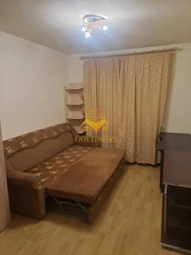 3 camere decomandate, Grigorescu, Fantanele, Profi, MOL, Pet Friendly - GOLDNESS Imobiliare vă propune spre închiriere un apartament cu 3 camere complet mobilat și utilat, la etajul 3 într-un imobil de 4 etaje, în Cartierul Grigorescu.
Se află în apropierea stațiilor de transport în comun, magazine, restaurante, spații verzi, farmacii, etc. 

Apartamentul este compartimentat astfel:
 - dormitor cu pat matrimonial, dulap, birou
 - dormitor cu pat matrimonial, dressing, birou
 - dormitor cu canapea extensibila, birou, dresing
 - bucatarie complet utilată și mobilată, loc de servit masa 
 - baie cu cada, calorifer port prosop și dulap pentru depozitare.
 - balcon de 4 mp.

Imobilul este dotat cu toate cele necesare- centrală proprie, frigider, aragaz, hotă, mașină de spălat haine, etc. 

Dacă sunteți interesați de acest apartament și doriți să îl vizionați, dar și pentru alte oferte nu ezitați să ne contactați telefonic sau prin e-mail. Vă stăm la dispoziție!
Pentru intermediere se percepe un comision de 50% din prețul chiriei!
