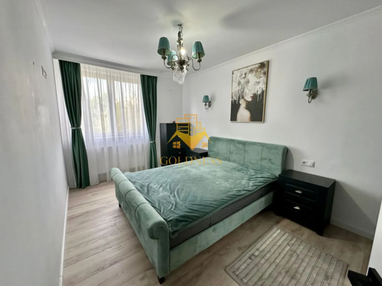 2 camere SemiCentral, UBB, Horea, Prima închiriere, Cetățuia, Gara - GOLDNESS Imobiliare vă propune spre închiriere un apartament cu 2 camere complet mobilat și utilat, la etajul 3 într-un imobil de 3 etaje, SemiCentral.
Dispune de loc de parcare cu garaj exterior.
Se află în apropierea stațiilor de transport în comun, magazine, restaurante, spații verzi, farmacii, etc. 

Apartamentul este compartimentat astfel:
 - dormitor cu pat matrimonial, dressing, noptiere
 - living cu canapea extensibilă 
 - bucătărie complet utilată și mobilată, loc de servit masa 
 - baie cu cabina de dus, calorifer port prosop și dulap pentru depozitare.
 - balcon de 5 mp.

Imobilul este dotat cu toate cele necesare- centrală proprie, frigider, aragaz, hotă, mașină de spălat haine, etc. 

Dacă sunteți interesați de acest apartament și doriți să îl vizionați, dar și pentru alte oferte nu ezitați să ne contactați telefonic sau prin e-mail. Vă stăm la dispoziție!
Pentru intermediere se percepe un comision de 50% din prețul chiriei!
