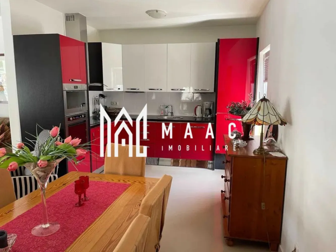 2 Case | 9 Camere | Teren 1180 | Porumbacu de sus - MAAC Imobiliare vă prezintă o proprietate ideală pentru locuire multifamilială sau investiție premium. Situată pe un teren generos de 1.180 mp, această proprietate deosebită se remarcă prin două case moderne, complet mobilate și utilate, finisaje de calitate și un ambient atent amenajat, oferind confort, funcționalitate și intimitate. Casa 1 – eficiență și intimitate Suprafață utilă: 110 mp 2 camere spațioase Living primitor Bucătărie modernă, complet utilată 2 băi 2 dressing-uri generoase Terasă închisă – ideală pentru relaxare Pivniță pentru depozitare Casa 2 – spațiu, lumină și eleganță Suprafață utilă: 200 mp 3 dormitoare Living amplu și luminos Bucătărie complet echipată 4 băi Terasă elegantă pentru momente de relaxare în aer liber Anexe și facilități suplimentare Magazie: 18 mp Terasă acoperită: 46 mp Spațiu acoperit pentru 2 autoturisme – 25 mp Cameră tehnică: 11 mp Curte și terase amenajate cu mobilier exterior Zonă de barbecue, perfectă pentru activități recreative Dotări și utilități Curent trifazic Apă, canalizare Internet și TV Două căi de acces: acces pietonal acces auto cu poartă electrică Această proprietate este alegerea ideală pentru familii numeroase, locuire combinată cu investiție sau pentru cei care caută un stil de viață modern, într-un cadru bine organizat și elegant. Pentru mai multe informații, vă rugăm să menționați că ați văzut anunțul cu ID: CP2209718 }}