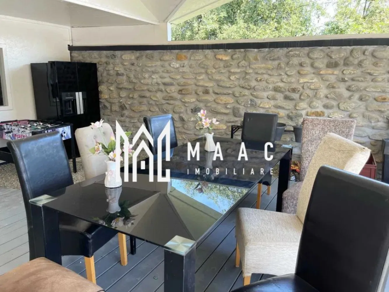 2 Case | 9 Camere | Teren 1180 | Porumbacu de sus - MAAC Imobiliare vă prezintă o proprietate ideală pentru locuire multifamilială sau investiție premium. Situată pe un teren generos de 1.180 mp, această proprietate deosebită se remarcă prin două case moderne, complet mobilate și utilate, finisaje de calitate și un ambient atent amenajat, oferind confort, funcționalitate și intimitate. Casa 1 – eficiență și intimitate Suprafață utilă: 110 mp 2 camere spațioase Living primitor Bucătărie modernă, complet utilată 2 băi 2 dressing-uri generoase Terasă închisă – ideală pentru relaxare Pivniță pentru depozitare Casa 2 – spațiu, lumină și eleganță Suprafață utilă: 200 mp 3 dormitoare Living amplu și luminos Bucătărie complet echipată 4 băi Terasă elegantă pentru momente de relaxare în aer liber Anexe și facilități suplimentare Magazie: 18 mp Terasă acoperită: 46 mp Spațiu acoperit pentru 2 autoturisme – 25 mp Cameră tehnică: 11 mp Curte și terase amenajate cu mobilier exterior Zonă de barbecue, perfectă pentru activități recreative Dotări și utilități Curent trifazic Apă, canalizare Internet și TV Două căi de acces: acces pietonal acces auto cu poartă electrică Această proprietate este alegerea ideală pentru familii numeroase, locuire combinată cu investiție sau pentru cei care caută un stil de viață modern, într-un cadru bine organizat și elegant. Pentru mai multe informații, vă rugăm să menționați că ați văzut anunțul cu ID: CP2209718 }}