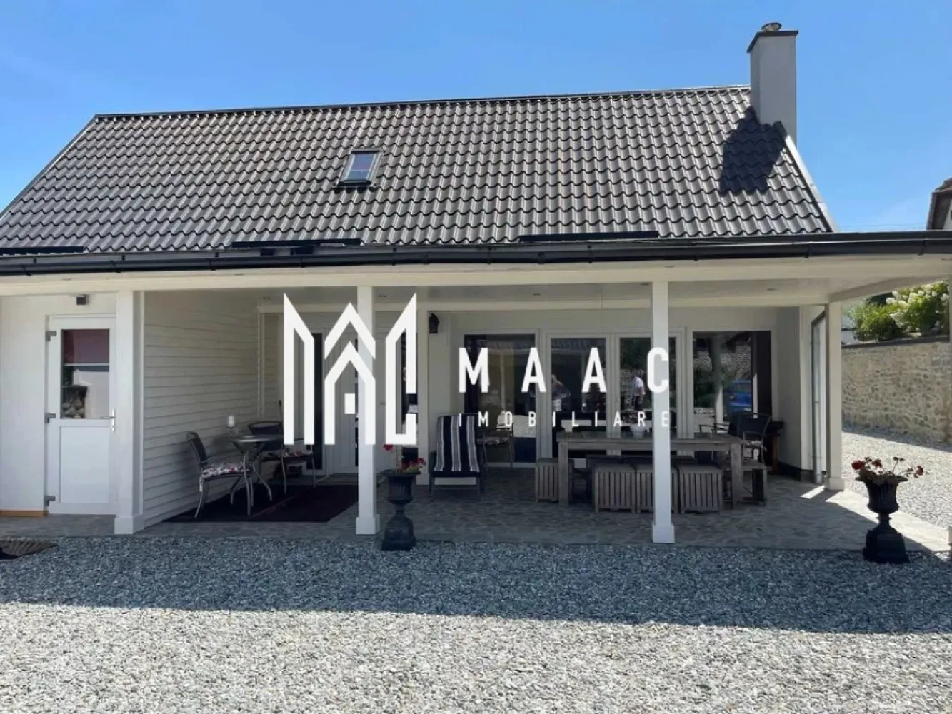 2 Case | 9 Camere | Teren 1180 | Porumbacu de sus - MAAC Imobiliare vă prezintă o proprietate ideală pentru locuire multifamilială sau investiție premium. Situată pe un teren generos de 1.180 mp, această proprietate deosebită se remarcă prin două case moderne, complet mobilate și utilate, finisaje de calitate și un ambient atent amenajat, oferind confort, funcționalitate și intimitate. Casa 1 – eficiență și intimitate Suprafață utilă: 110 mp 2 camere spațioase Living primitor Bucătărie modernă, complet utilată 2 băi 2 dressing-uri generoase Terasă închisă – ideală pentru relaxare Pivniță pentru depozitare Casa 2 – spațiu, lumină și eleganță Suprafață utilă: 200 mp 3 dormitoare Living amplu și luminos Bucătărie complet echipată 4 băi Terasă elegantă pentru momente de relaxare în aer liber Anexe și facilități suplimentare Magazie: 18 mp Terasă acoperită: 46 mp Spațiu acoperit pentru 2 autoturisme – 25 mp Cameră tehnică: 11 mp Curte și terase amenajate cu mobilier exterior Zonă de barbecue, perfectă pentru activități recreative Dotări și utilități Curent trifazic Apă, canalizare Internet și TV Două căi de acces: acces pietonal acces auto cu poartă electrică Această proprietate este alegerea ideală pentru familii numeroase, locuire combinată cu investiție sau pentru cei care caută un stil de viață modern, într-un cadru bine organizat și elegant. Pentru mai multe informații, vă rugăm să menționați că ați văzut anunțul cu ID: CP2209718 }}