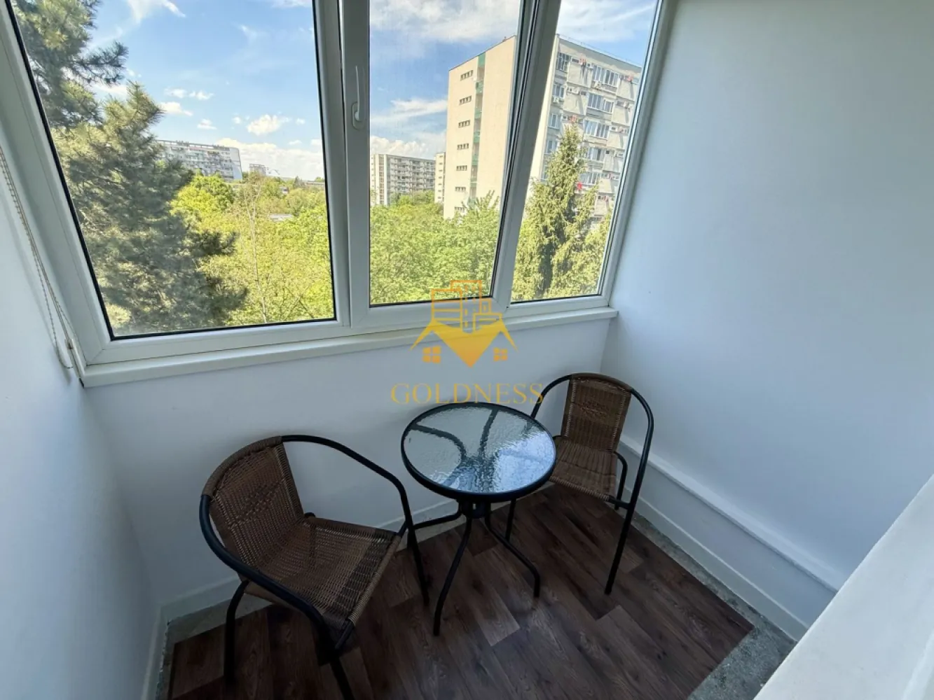 o camera, balcon, Gheorgheni, Detunata, Iulius Mall, FSEGA - GOLDNESS Imobiliare vă propune spre închiriere o garsoniera modernă, complet mobilată și utilată, la etajul 5 într-un imobil de 10 etaje, în Cartierul Gheorgheni, cu posibilitate de parcare în zona, la liber!

Se află în apropierea stațiilor de transport în comun, magazine, restaurante, spații verzi, farmacii, etc.

Garsoniera este compartimentata astfel:
- dormitor cu pat matrimonial, dressing, noptiere
- bucatarie decomandata complet utilată, și mobilată, cu loc de servit masa
- baie cu cada, calorifer port prosop și dulap pentru depozitare.
- balcon inchis de 3
Imobilul este dotat cu toate cele necesare-mașină de spălat haine, frigider, aragaz, etc.

Dacă sunteți interesați de acest apartament și doriți să îl vizionați, dar și pentru alte oferte nu ezitați să ne contactați telefonic sau prin e-mail. Vă stăm la dispoziție!

Pentru intermediere se percepe un comision de 50% din prețul chiriei!