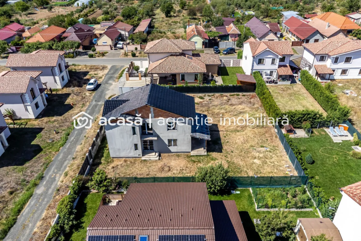 Casă nouă, în Aradul Nou – Str. Constituției - Cauți o casă nouă, într-un cartier foarte bun, pe care să o termini exact pe gustul tău?
Această proprietate din Aradul Nou îți oferă fix combinația asta: locație premium, construcție solidă și potențial mare de personalizare și extindere.

Situată într-una dintre cele mai apreciate zone de case din Arad, proprietatea oferă: acces rapid la puncte de interes ale orașului; proximitate față de zone comerciale, școli, transport public și artere principale; cartier în continuă dezvoltare, foarte căutat pentru locuire.

Date tehnice:
Teren: 419 mp
Deschidere la stradă: 12 m – ideală pentru acces auto, garaj, alei, spațiu verde
Amprentă la sol: 85 mp
Suprafață utilă: 145 mp

Detalii construcție:
Construcție nouă (2020)
Realizată din cărămidă
Acoperiș din țiglă – durabil și estetic
Stadiu: parțial finalizată – îți permite să alegi finisajele și să creezi interiorul pe stilul tău
Posibilitate de mansardare – excelent pentru spațiu suplimentar (dormitoare, birou, zonă hobby, loc de joacă etc.)

Compartimentare gândită pentru confort: 4 camere; 3 dormitoare; 2 băi cu geam – lumină naturală și ventilație; bucătărie; terasă – perfectă pentru relaxare în aer liber; curte cu potențial de amenajare: grădină, loc de joacă, zonă de barbeque.

De ce merită văzută?
Zonă excelentă, foarte căutată pentru locuință
Casă nouă, cu structură solidă, în care poți alege finisajele
Posibilitate reală de extindere prin mansardare

Oportunitate bună pentru familii care vor casă cu curte, dar și pentru investitori care văd potențialul zonei.

Preț listare: 169.000 EUR / comision zero / telefon: 0761 899 230 / Hai să vorbim!

💳 Nu dispui de toată suma?
Te ajutăm gratuit cu finanțarea – îți obținem oferte de la 16 bănci.

🏠 Ai o proprietate de vânzare în Arad și vrei să știi cât valorează cu adevărat?
Sună-mă pentru o evaluare gratuită, fără obligații.

📍 Birou: ACASĂ | Agenție imobiliară Arad
Bulevardul Decebal 2, Arad 310133