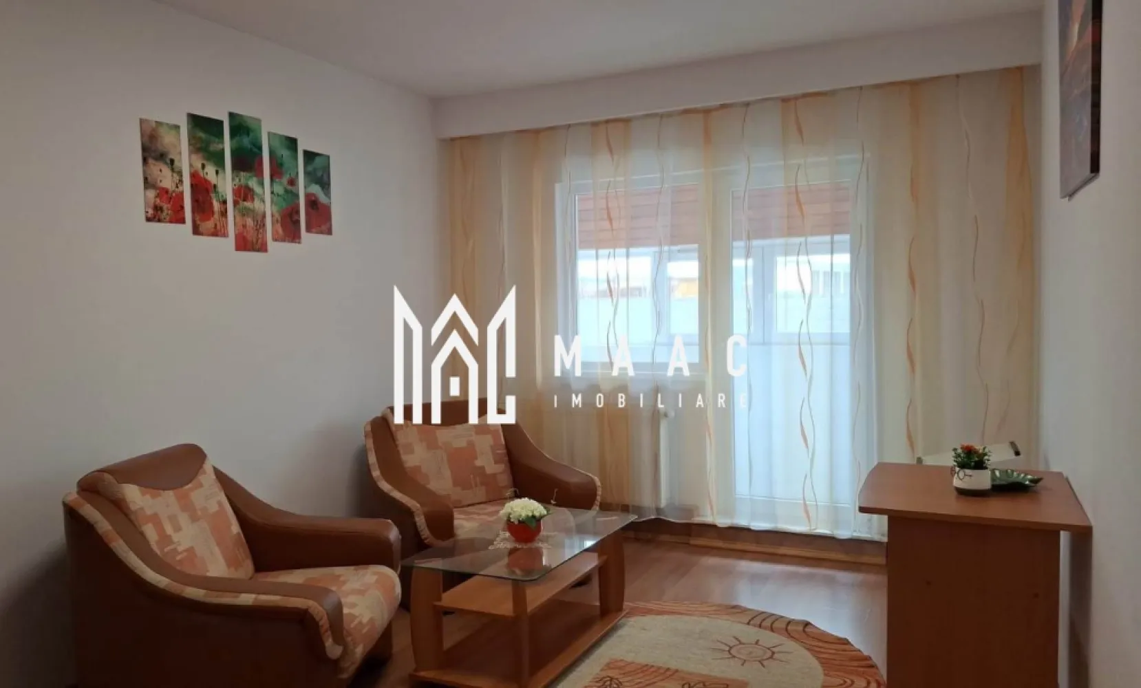 Apartament 4 Camere | 90 MPU | Central - MAAC Imobiliare vă propune spre vânzare un apartament cu 4 camere, situat ultracentral în Sibiu, la doar 3 minute de Promenada Mall – o locație excelentă pentru locuit, cu acces rapid către toate punctele de interes.

Proprietatea este amplasată la etajul 4 din 4 și oferă o suprafață utilă de aproximativ 90 mp (114 mp construiți), beneficiind de vedere panoramică și lumină naturală pe tot parcursul zilei.

Blocul a fost complet reabilitat termic în 2025 prin fonduri PNRR, cu termoizolație de 15 cm, acoperiș nou termo-hidroizolat și ignifugat.

Locuința este compartimentată inteligent și oferă:

Hol de intrare (6 mp) prevăzut cu două spații de depozitare tip dressing
Bucătărie (12 mp) cu balcon alăturat, închis și transformat în nișă de gătit (dotată cu chiuvetă, aragaz, centrală termică și frigider)
4 camere spațioase, dintre care 2 beneficiază de balcon; toate camerele dispun de spații de depozitare
Hol interior care separă eficient zona de zi de zona de noapte (2 camere + 2 camere)
Debara (2 mp) cu rafturi pentru depozitare suplimentară
2 băi: una cu cadă și mașină de spălat rufe, cealaltă cu cabină de duș

Apartamentul se remarcă prin spațiul generos, luminozitate și compartimentare practică, fiind ideal pentru un stil de viață confortabil. Beneficiază de vedere mixtă, către ambele laturi ale blocului.

Dotări și facilități:

Centrală termică proprie
Combina frigorifică
Aragaz clasic
Mașină de spălat rufe
Aer condiționat în bucătărie
Geamuri termopan
Ușă de intrare metalică
Acces în bloc cu cartelă / interfon

Alte avantaje:

Posibilitate de parcare în curtea interioară a blocului
Vecini liniștiți și civilizați
Zonă ultracentrală, foarte convenabilă

Localizare excelentă:

Totul la doar 3 minute de mers pe jos – mijloace de transport, magazine, bănci, farmacii, centre comerciale, parc, spital și centrul istoric.
Un apartament ideal pentru locuit sau investiție, într-o zonă de top!

Pentru mai multe detalii si programarea unei vizionari contactatine specificand ID:CP2993053