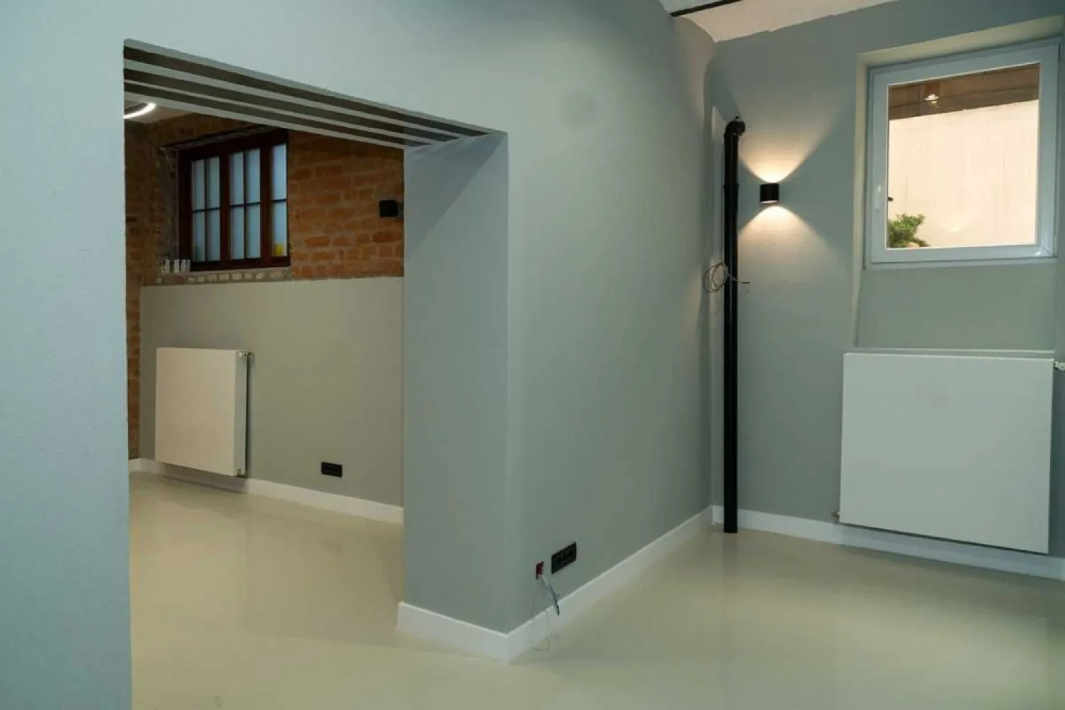 Ag BRASADAS închiriază ap 7 cam Armeneasca. - Agenția BRASADAS închiriază apartament cu 7 camere pentru birouri.

Apartament format din 7 camere, 2 toalete si multiple spatii de depozitare. Doua din camere se pot amenaja foarte usor in receptie si o bucatarie, in functie de necesitati.

Apartamentul este complet renovat si dispune de finisari de cea mai inalta calitate.

Spatiul se afla intr-o vila cu nivel de inaltime P+1. Vila are si o curte in suprafata de 100 mp ce se foloseste la comun.

Apartamentul are ca dotari retea de transmitere rapida a datelor, alarma cu senzori de miscare, sistem de supraveghere video, videointerfon si toate ferestrele au feronerie si sticla antiefractie.

Intrarea se face separat de celalalte nivele.

Imobilul apartine unui singur proprietar.

Pentru mai multe oferte accesați www.brasadas.com.