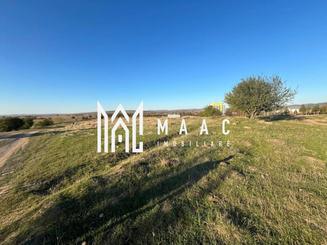 Teren 3000 mp | Intravilan | Zona Turnisor-Magnolia - Maac Imobiliare va propune spre vanzare un teren intravilan in suprafata de 3000 mp, in zona Turnisor-Magnolia. Deschidere la doua drumuri (26,50 ml pe strada prelungirea Ogorului, respectiv 22,50 ml la strada secundara; lungimea -140 ml) In noul PUG, terenul permite constructia imobilelor cu regim de înălțime P + 3E + ER (zonă de blocuri zona M2) . Rețea de apă, în fața terenului; canal pluvial - la 185 m de colțul terenului; post transformare curent- la 160 m pe drumul secundar din spate . Pentru mai multe detalii va rog sa specificati telefonic ca ati vazut anuntul cu ID:CP2202641 }}