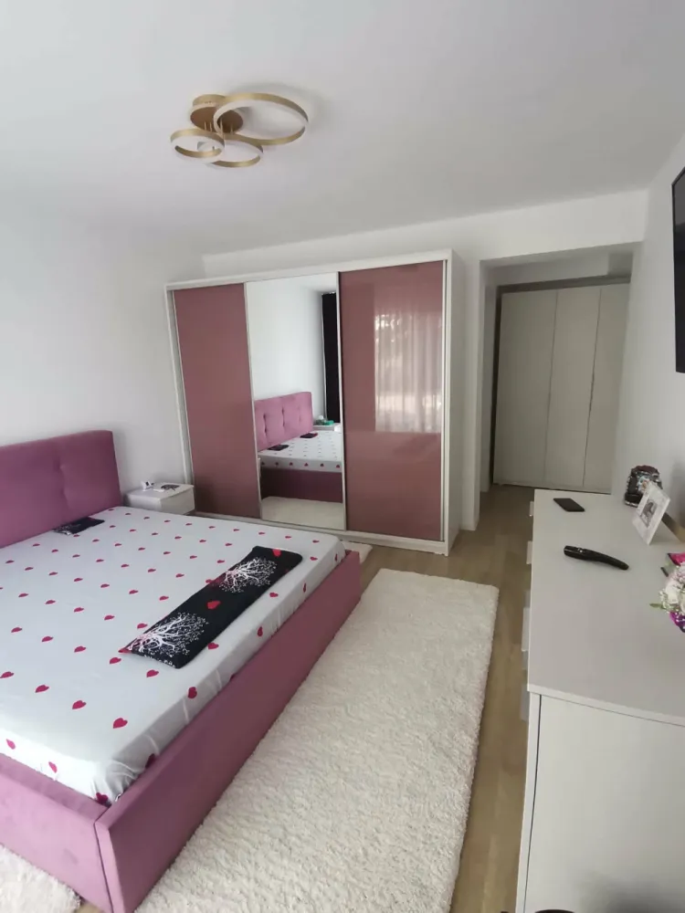 Vânzare - Proprietar:Vând apartament cu trei camere în Bragadiru/Ilfov în Complexul Rezidențial Cubic 7.Complexul este închis având parc propriu și supraveghere video.Apartament are o suprafață totală de aproximativ 80 mp, fiind decomandat.Apartament se vinde mobilat, este situat la parterul blocului din 6 etaje având și loc de parcare.Detalii: 0736812131&nbsp; &nbsp; &nbsp; &nbsp; &nbsp; &nbsp; &nbsp;0771130754 &nbsp; &nbsp;Preț: 170.000 EURO
