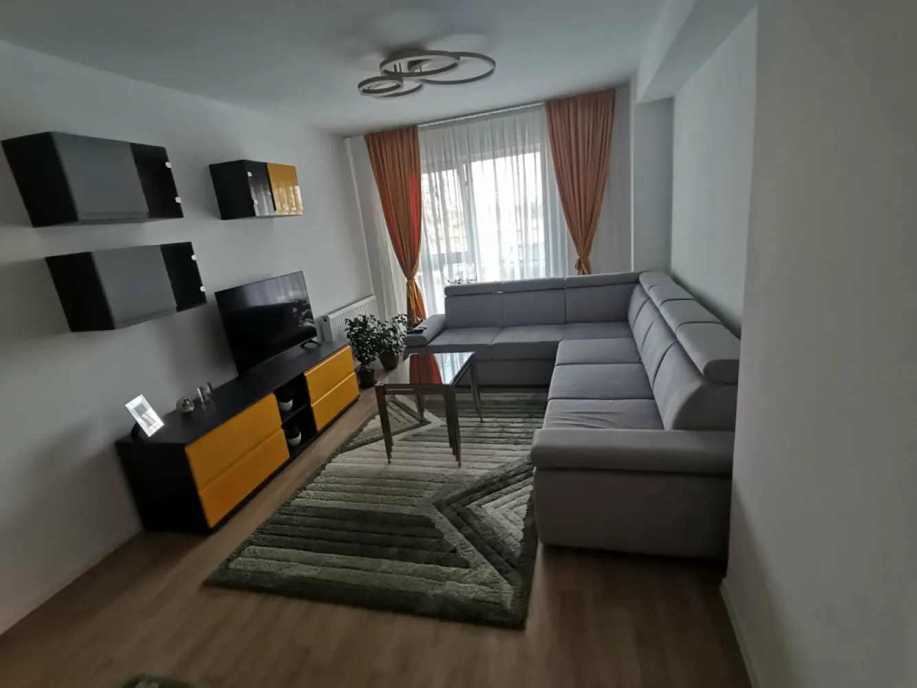 Vânzare - Proprietar:Vând apartament cu trei camere în Bragadiru/Ilfov în Complexul Rezidențial Cubic 7.Complexul este închis având parc propriu și supraveghere video.Apartament are o suprafață totală de aproximativ 80 mp, fiind decomandat.Apartament se vinde mobilat, este situat la parterul blocului din 6 etaje având și loc de parcare.Detalii: 0736812131&nbsp; &nbsp; &nbsp; &nbsp; &nbsp; &nbsp; &nbsp;0771130754 &nbsp; &nbsp;Preț: 170.000 EURO