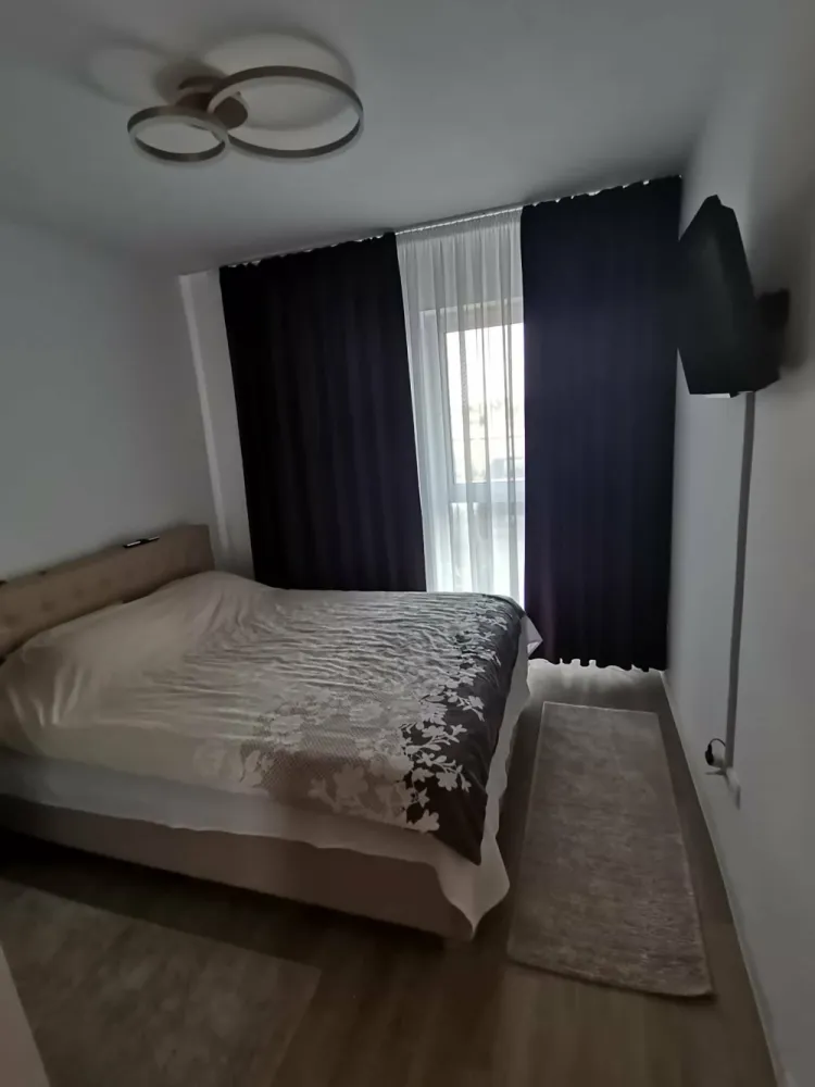 Vânzare - Proprietar:Vând apartament cu trei camere în Bragadiru/Ilfov în Complexul Rezidențial Cubic 7.Complexul este închis având parc propriu și supraveghere video.Apartament are o suprafață totală de aproximativ 80 mp, fiind decomandat.Apartament se vinde mobilat, este situat la parterul blocului din 6 etaje având și loc de parcare.Detalii: 0736812131&nbsp; &nbsp; &nbsp; &nbsp; &nbsp; &nbsp; &nbsp;0771130754 &nbsp; &nbsp;Preț: 170.000 EURO