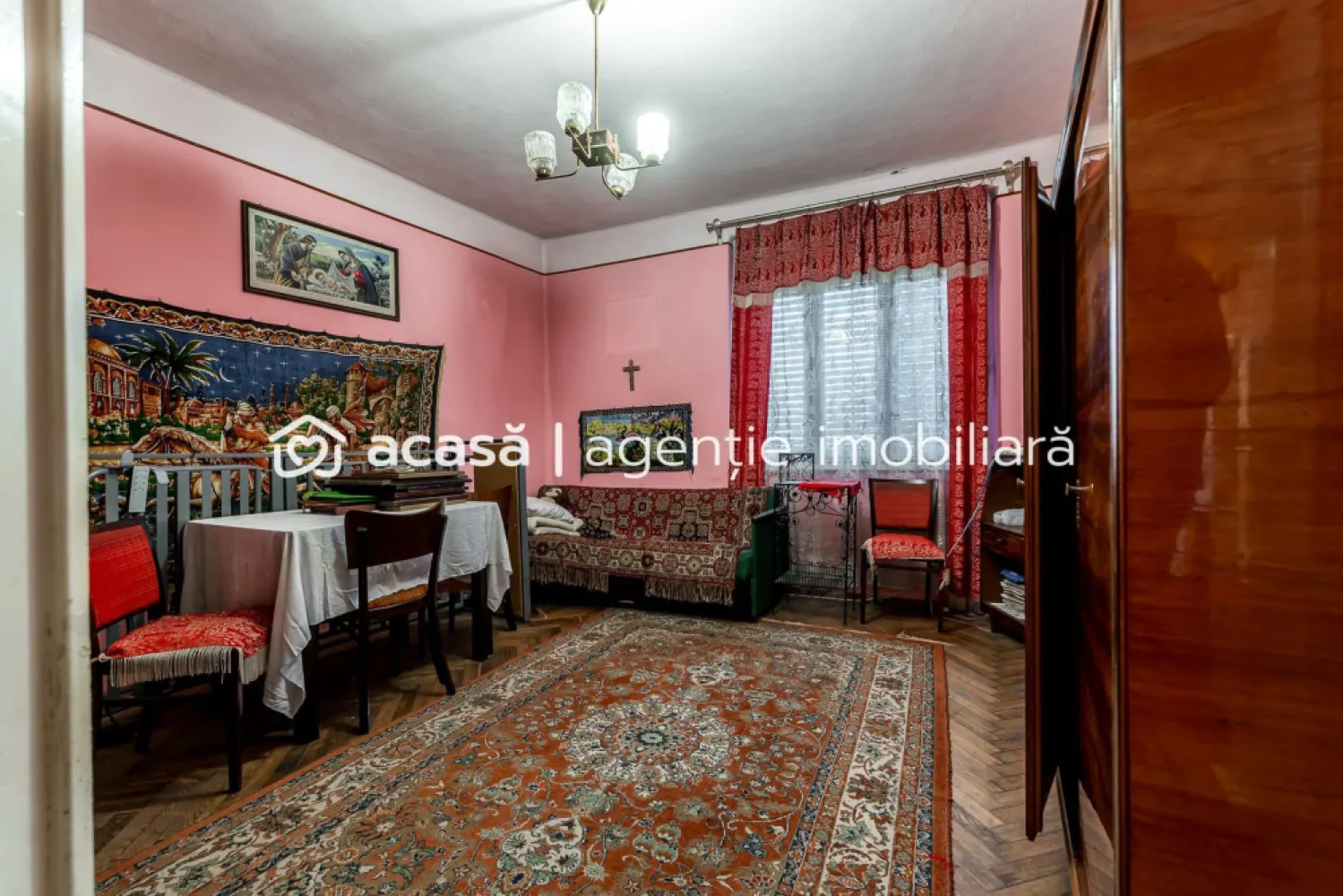Casă + livadă tânără + curte 2.500 mp în Dorobanți - Dorobanți e genul de loc pe care îl alegi când vrei liniște, spațiu și acel stil de viață „așezat”, în care ziua începe cu aer curat și se termină cu un ceai în curte. Iar proprietatea asta îți dă exact libertatea pe care o cauți: 2.500 mp de teren, organizat, cu livadă tânără și anexe care chiar îți sunt utile.

Interior (practic și luminos): 2 camere mari la stradă + o cameră suplimentară; hol luminos; baie cu cadă; toaletă separată cu geam; cămară, pivniță, acces în pod; încălzire pe lemne; apă la rețea; proiect aprobat pentru fosă nouă (fără costuri pentru viitorul proprietar).

Exterior (aici începe povestea frumoasă): acces auto; curte cu vie și flori; filigorie (locul perfect pentru seri lungi); bucătărie de vară; cameră de lemne; garaj metalic + anexe utile; jumătate din teren: livadă tânără – pentru producție reală, nu doar decor.

Mai ai și un avantaj rar: 2 fronturi stradale, deci poți gândi extindere, compartimentare sau acces separat fără bătăi de cap. 

Imaginează-ți cum ar fi să ai loc pentru grădină, hobby-uri, poate câteva animale… sau pur și simplu liniște, cu tot ce îți trebuie în curtea ta.

📞 Pentru detalii și programarea unei vizionări sună‑mă acum, sunt Mihai Molnar și am numărul de telefon: 0761 899 230

💳 Nu dispui de toată suma? Te ajutăm gratuit cu finanțarea: îți obținem oferte de la 16 bănci, astfel încât să alegi varianta cea mai avantajoasă.

🏠 Ai o proprietate de vânzare în Arad și vrei să știi cât valorează cu adevărat?
Sună‑mă pentru o evaluare gratuită, fără obligații.

🏢 ACASĂ | Agenție imobiliară Arad
Bulevardul Decebal 2, Arad 310133