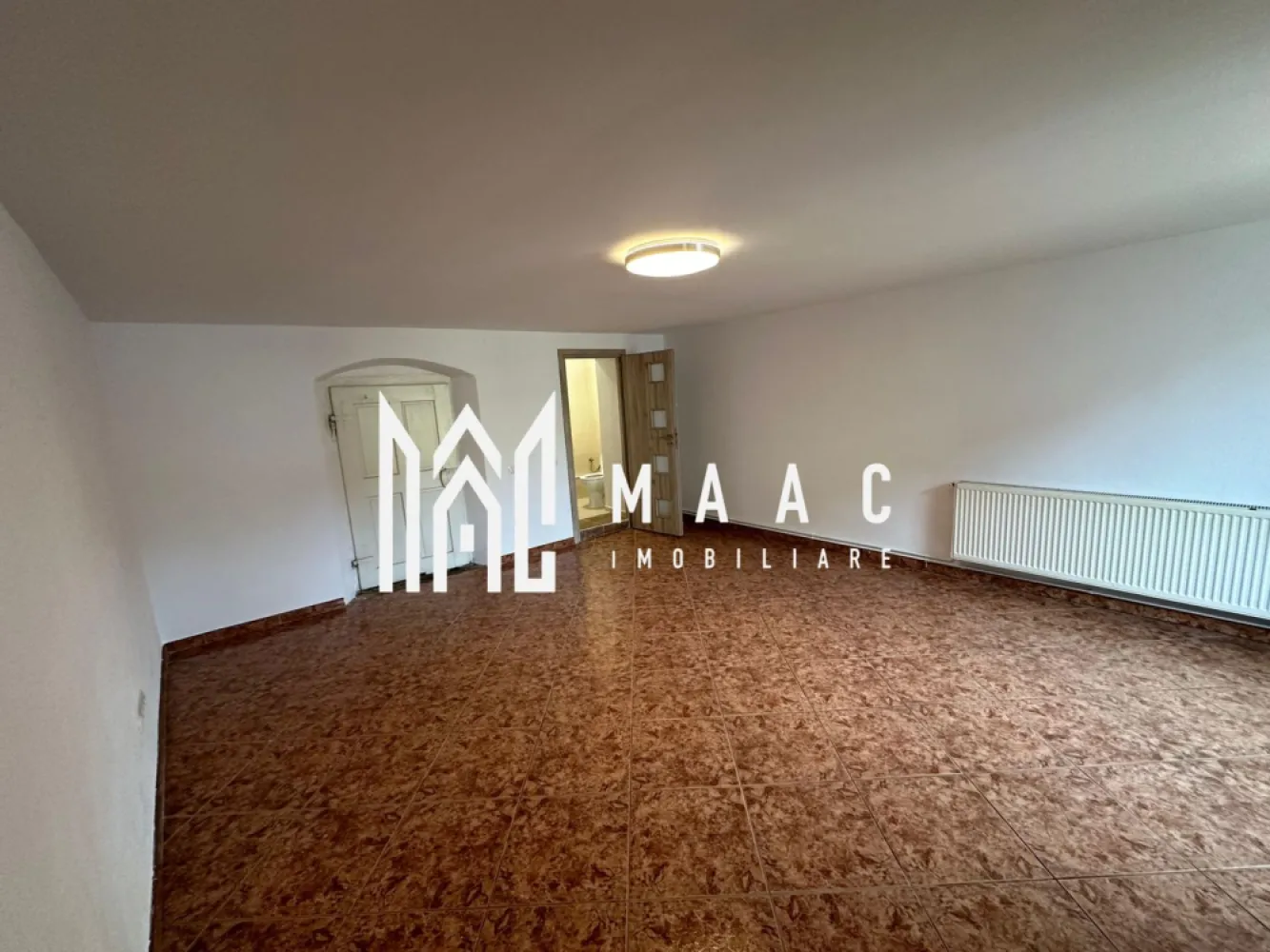 Spatiu comercial | Renovat | Zona centrala - Slimnic - MAAC Imobiliare ofera spre inchiriere spatiu comercial amplasat in zona centrala din Slimnic. Incaperea se afla la parterul unei case, cu centrala proprie si panouri solare; are suprafata utila de 30mp si a fost de curand renovata. Aferente- 9 locuri de parcare. Disponibilitate imediata. Se percepe o chirie in avans si garantie in cuantumul unei chirii lunare. Pentru mai multe detalii va rugam specificati: CP2197936 }}
