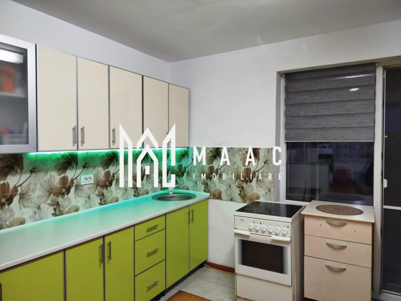 Casa Individuala | 4 Camere | 147 Mp | Curte de 100 Mp - MAAC Imobiliare vă propune spre vânzare o casă spațioasă și bine compartimentată, situată la intrarea în Șura Mare, ideală pentru o familie care își dorește un stil de viață confortabil, modern și liniștit, cu acces rapid către oraș. Caracteristici principale: Suprafață utilă: 147 mp Curte: 100 mp, ideală pentru relaxare, grădinărit sau timp petrecut în aer liber Locuri de parcare: 2 locuri de parcare situate în fața casei Garaj: inclus, cu acces direct din interiorul locuinței Compartimentare – Parter: Living open space cu bucătăria, spațios și luminos Ieșire directă în curte din bucătărie, ideală pentru mese în aer liber Baie de serviciu Hol de acces Acces interior către garaj Compartimentare – Etaj: 3 dormitoare luminoase Baie principală, modernă Balcon Hol de distribuție Detalii suplimentare: Pod spațios, cu posibilitate de mansardare Localizare excelentă, la intrarea în Șura Mare, într-o zonă rezidențială liniștită, cu acces rapid către Sibiu Această proprietate reprezintă o alegere ideală pentru cei care caută spațiu, funcționalitate și confort, într-o zonă bine conectată. Pentru mai multe informatii specificati ca ati vazut anuntul cu ID: CP2198596 }}