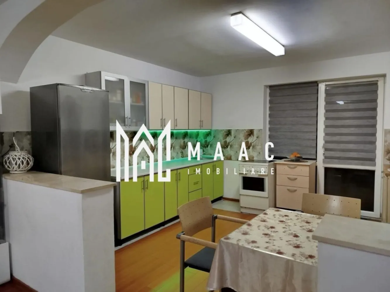 Casa Individuala | 4 Camere | 147 Mp | Curte de 100 Mp - MAAC Imobiliare vă propune spre vânzare o casă spațioasă și bine compartimentată, situată la intrarea în Șura Mare, ideală pentru o familie care își dorește un stil de viață confortabil, modern și liniștit, cu acces rapid către oraș. Caracteristici principale: Suprafață utilă: 147 mp Curte: 100 mp, ideală pentru relaxare, grădinărit sau timp petrecut în aer liber Locuri de parcare: 2 locuri de parcare situate în fața casei Garaj: inclus, cu acces direct din interiorul locuinței Compartimentare – Parter: Living open space cu bucătăria, spațios și luminos Ieșire directă în curte din bucătărie, ideală pentru mese în aer liber Baie de serviciu Hol de acces Acces interior către garaj Compartimentare – Etaj: 3 dormitoare luminoase Baie principală, modernă Balcon Hol de distribuție Detalii suplimentare: Pod spațios, cu posibilitate de mansardare Localizare excelentă, la intrarea în Șura Mare, într-o zonă rezidențială liniștită, cu acces rapid către Sibiu Această proprietate reprezintă o alegere ideală pentru cei care caută spațiu, funcționalitate și confort, într-o zonă bine conectată. Pentru mai multe informatii specificati ca ati vazut anuntul cu ID: CP2198596 }}