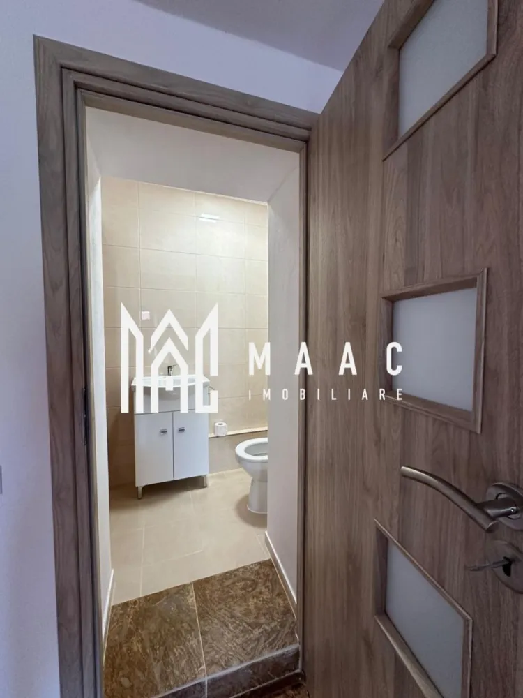 Spatiu comercial | Renovat | Zona centrala - Slimnic - MAAC Imobiliare ofera spre inchiriere spatiu comercial amplasat in zona centrala din Slimnic. Incaperea se afla la parterul unei case, cu centrala proprie si panouri solare; are suprafata utila de 30mp si a fost de curand renovata. Aferente- 9 locuri de parcare. Disponibilitate imediata. Se percepe o chirie in avans si garantie in cuantumul unei chirii lunare. Pentru mai multe detalii va rugam specificati: CP2197936 }}