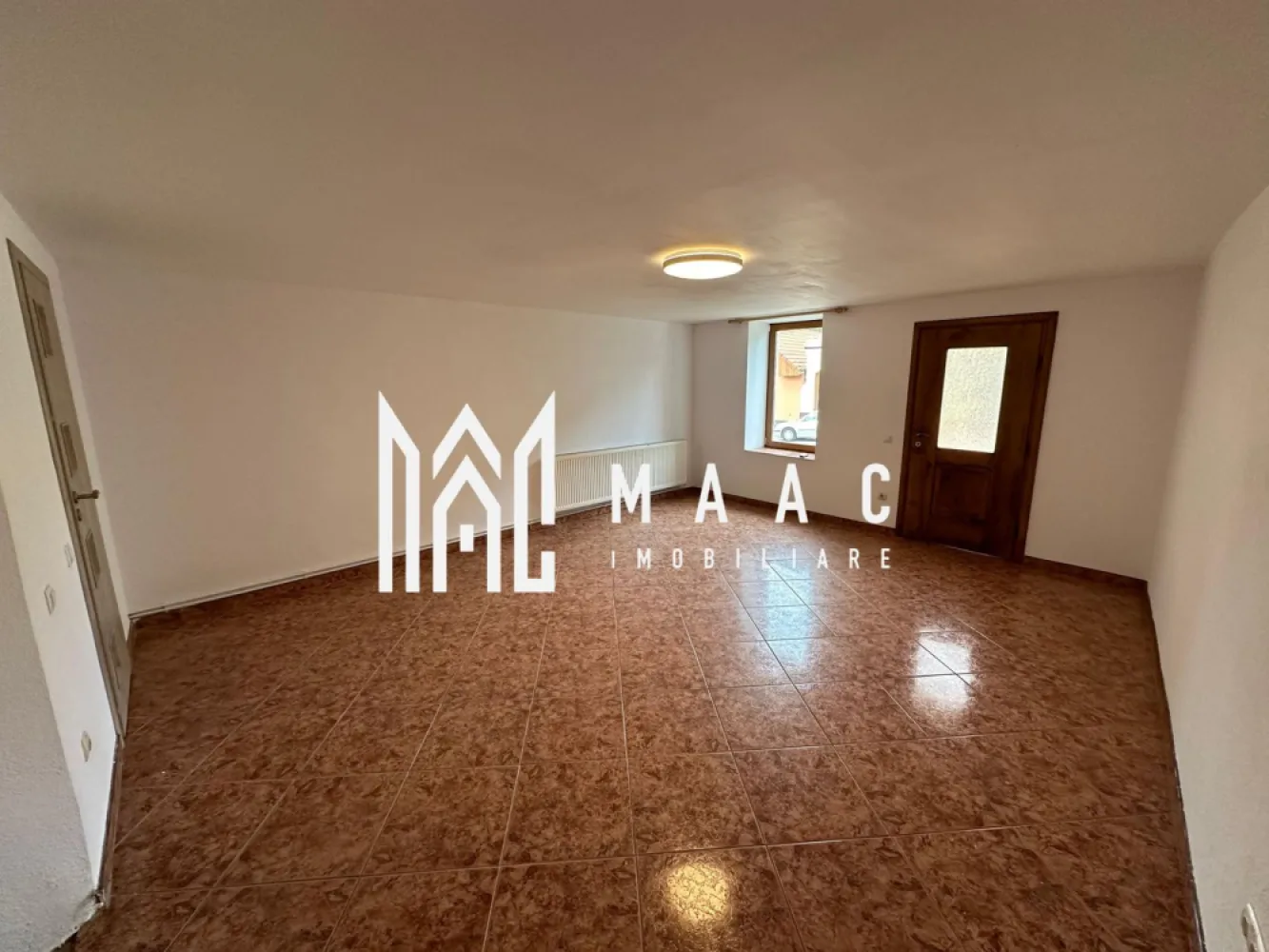 Spatiu comercial | Renovat | Zona centrala - Slimnic - MAAC Imobiliare ofera spre inchiriere spatiu comercial amplasat in zona centrala din Slimnic. Incaperea se afla la parterul unei case, cu centrala proprie si panouri solare; are suprafata utila de 30mp si a fost de curand renovata. Aferente- 9 locuri de parcare. Disponibilitate imediata. Se percepe o chirie in avans si garantie in cuantumul unei chirii lunare. Pentru mai multe detalii va rugam specificati: CP2197936 }}