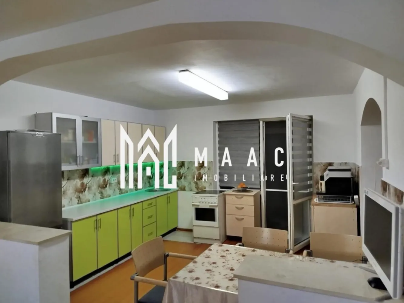 Casa Individuala | 4 Camere | 147 Mp | Curte de 100 Mp - MAAC Imobiliare vă propune spre vânzare o casă spațioasă și bine compartimentată, situată la intrarea în Șura Mare, ideală pentru o familie care își dorește un stil de viață confortabil, modern și liniștit, cu acces rapid către oraș. Caracteristici principale: Suprafață utilă: 147 mp Curte: 100 mp, ideală pentru relaxare, grădinărit sau timp petrecut în aer liber Locuri de parcare: 2 locuri de parcare situate în fața casei Garaj: inclus, cu acces direct din interiorul locuinței Compartimentare – Parter: Living open space cu bucătăria, spațios și luminos Ieșire directă în curte din bucătărie, ideală pentru mese în aer liber Baie de serviciu Hol de acces Acces interior către garaj Compartimentare – Etaj: 3 dormitoare luminoase Baie principală, modernă Balcon Hol de distribuție Detalii suplimentare: Pod spațios, cu posibilitate de mansardare Localizare excelentă, la intrarea în Șura Mare, într-o zonă rezidențială liniștită, cu acces rapid către Sibiu Această proprietate reprezintă o alegere ideală pentru cei care caută spațiu, funcționalitate și confort, într-o zonă bine conectată. Pentru mai multe informatii specificati ca ati vazut anuntul cu ID: CP2198596 }}