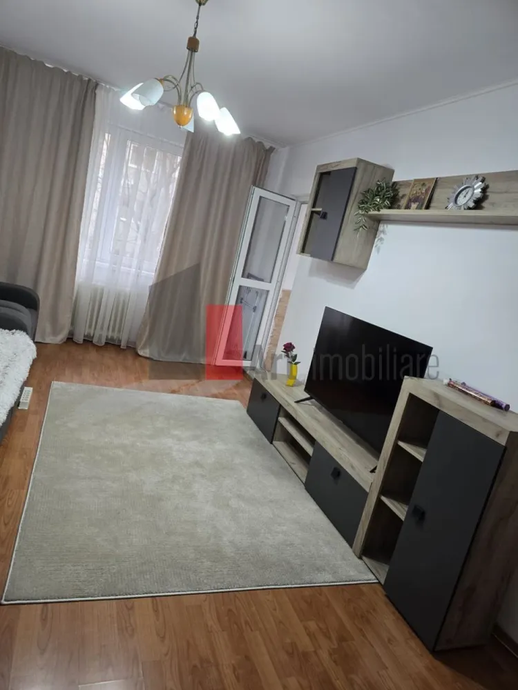 Vânzare apartament decomandat 3 camere Șos. Berceni - Apărătorii Patriei - Vă prezint spre achiziție un apartament de 3 camere, decomandat, spațios. Aflat la etajul 2/8, apartamentul se vinde nemobilat. 
Deși blocul construit în 1983 nu este încă izolat, proprietarii au schimbat geamurile cu unele termopan și au închis balconul. De asemenea, s-au fost schimbat parchetul și ușa într-unul din dormitoare. Apartamentul are 2 băi.

În imobil este trasp conducta de gaz.

Toate actele sunt pregătite și se acceptă credit.
Imobilul nu este inclus în nici o clasă de risc sau de urgență.

Locația este la 5 minute de mers pe jos de stația de metrou Apărătorii Patriei și beneficiază de multiple stații de autobuz.
În zone sunt școli, grădinițe, magazine, spitale.

Pentrru informații și programarea unei vizionări vă stau cu drag la dispoziție!
