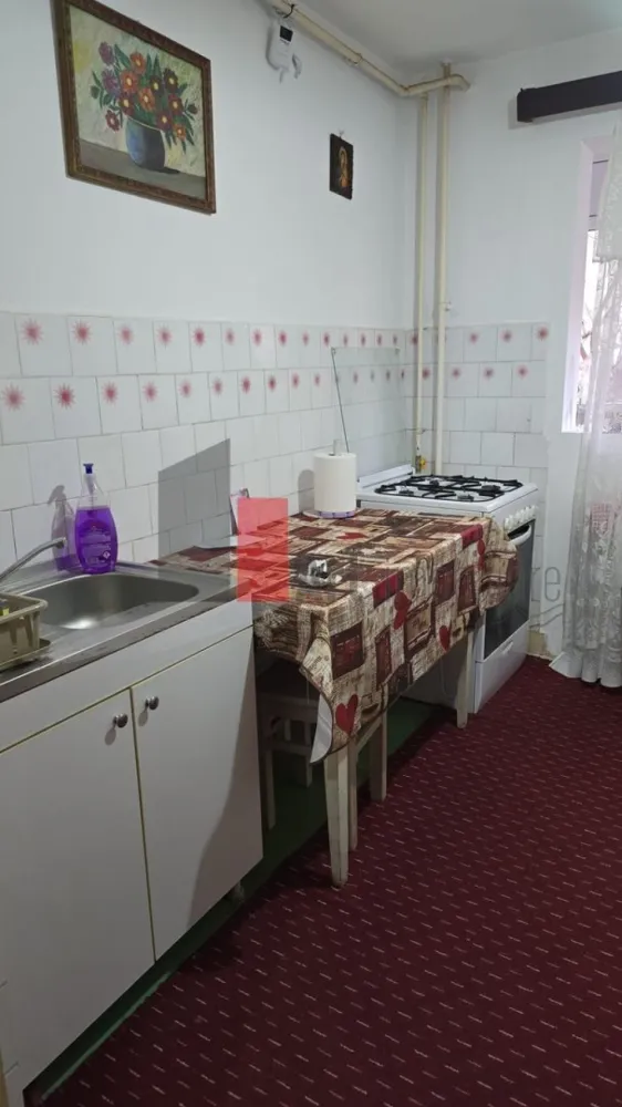 Vânzare apartament decomandat 3 camere Șos. Berceni - Apărătorii Patriei - Vă prezint spre achiziție un apartament de 3 camere, decomandat, spațios. Aflat la etajul 2/8, apartamentul se vinde nemobilat. 
Deși blocul construit în 1983 nu este încă izolat, proprietarii au schimbat geamurile cu unele termopan și au închis balconul. De asemenea, s-au fost schimbat parchetul și ușa într-unul din dormitoare. Apartamentul are 2 băi.

În imobil este trasp conducta de gaz.

Toate actele sunt pregătite și se acceptă credit.
Imobilul nu este inclus în nici o clasă de risc sau de urgență.

Locația este la 5 minute de mers pe jos de stația de metrou Apărătorii Patriei și beneficiază de multiple stații de autobuz.
În zone sunt școli, grădinițe, magazine, spitale.

Pentrru informații și programarea unei vizionări vă stau cu drag la dispoziție!