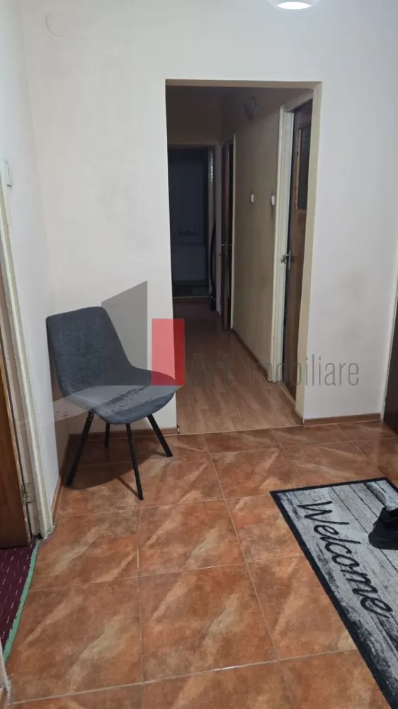 Vânzare apartament decomandat 3 camere Șos. Berceni - Apărătorii Patriei - Vă prezint spre achiziție un apartament de 3 camere, decomandat, spațios. Aflat la etajul 2/8, apartamentul se vinde nemobilat. 
Deși blocul construit în 1983 nu este încă izolat, proprietarii au schimbat geamurile cu unele termopan și au închis balconul. De asemenea, s-au fost schimbat parchetul și ușa într-unul din dormitoare. Apartamentul are 2 băi.

În imobil este trasp conducta de gaz.

Toate actele sunt pregătite și se acceptă credit.
Imobilul nu este inclus în nici o clasă de risc sau de urgență.

Locația este la 5 minute de mers pe jos de stația de metrou Apărătorii Patriei și beneficiază de multiple stații de autobuz.
În zone sunt școli, grădinițe, magazine, spitale.

Pentrru informații și programarea unei vizionări vă stau cu drag la dispoziție!