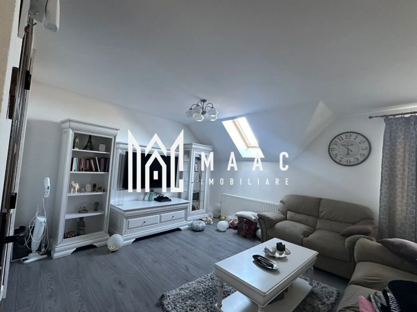 Casa 6 camere I P+E I Curte I 200MPU I Selimbar - MAAC imobiliare va prezinta o casa situata in Selimbar ce are regim de inaltime P+E.

Ideală atât pentru familii, cât și pentru cei care doresc să împartă locuința în două unități independente, Intrarea separată pentru etaj oferă flexibilitate și funcționalitate.

La Parter-3 camere luminoase, baie modernă, bucătărie spațioasă.

Etaj (acces separat din exterior): 2 camere generoase, living confortabil, baie elegantă, dressing.

Podul este mansardabil. La subsol-pivnita.

Se vinde mobilat/utilat.

Pentru mai multe informații sau pentru a programa o vizionare, nu ezitați să ne contactați, specificand ID:CP2297343