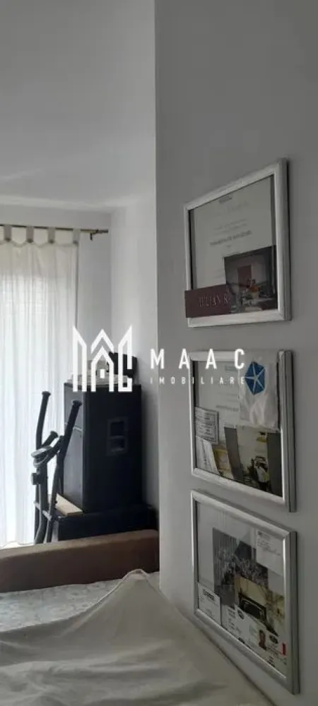 Apartament 3 camere I Decomandat I Etajul 1 - MAAC Imobiliare vă propune spre vânzare un apartament cu 3 camere, la etajul 1.

Compartimentare: living spațios, bucatarie, 2 dormitoare, 2 bai și hol ce permite accesul facil la toate încăperile.

Apartamentul se vinde nemobilat.

In imediata apropiere se gasesc centre comerciale, bancare, de invatamant, statii pentru transportul in comun, etc

Pentru mai multe detalii precizati telefonic ca ati vazut anuntul cu ID: CP1978972.