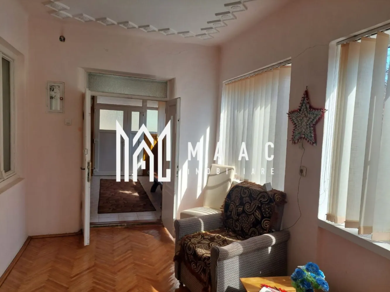 Casa individuala 3 camere I Teren 1600mp I Acces auto I Aiud - MAAC Imobiliare propune spre vanzare o casa situata in Aiudul de Sus-Alba. Locuinta, bine intretinuta (geamuri termopan, parchet de lemn), este structurata pe 2 niveluri: la demisol- bucatarie, camara, hol de acces, pivnita; la parter inalt-living, doua dormitoare, dressing, doua holuri si baie. Utilitati: apa, canalizare, gaz, curent. Exista si fantana, folosita acum pentru udatul gradinii. Incalzirea se face cu soba de teracota pe lemne si convector pe gaz.In baie-boiler pe gaz. Casa se vinde mobilata/utilata. Terenul este generos-1621 mp si este dispus in jurul si spatele casei. Deschiderea la strada este de cca 20 ml-ceea ce permite accesul auto si posibilitatea parcarii mai multor autoturisme in curte. In spatele casei se afla un spatiu intermediar in care regasim cateva anexe pentru animale. Proprietatea are iesire la doua strazi. Zona este linistita, de case, cu centre comerciale si acces la transportul in comun. Pentru mai multe detalii precizati telefonic ca ati vazut anuntul cu ID: CP2195089 }}