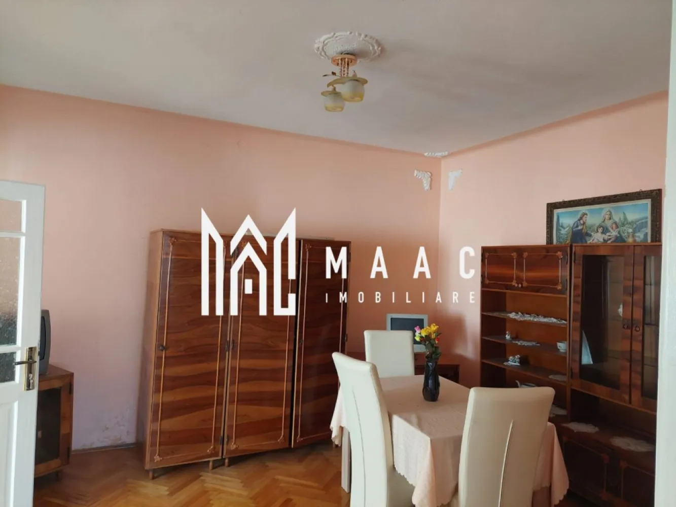 Casa individuala 3 camere I Teren 1600mp I Acces auto I Aiud - MAAC Imobiliare propune spre vanzare o casa situata in Aiudul de Sus-Alba. Locuinta, bine intretinuta (geamuri termopan, parchet de lemn), este structurata pe 2 niveluri: la demisol- bucatarie, camara, hol de acces, pivnita; la parter inalt-living, doua dormitoare, dressing, doua holuri si baie. Utilitati: apa, canalizare, gaz, curent. Exista si fantana, folosita acum pentru udatul gradinii. Incalzirea se face cu soba de teracota pe lemne si convector pe gaz.In baie-boiler pe gaz. Casa se vinde mobilata/utilata. Terenul este generos-1621 mp si este dispus in jurul si spatele casei. Deschiderea la strada este de cca 20 ml-ceea ce permite accesul auto si posibilitatea parcarii mai multor autoturisme in curte. In spatele casei se afla un spatiu intermediar in care regasim cateva anexe pentru animale. Proprietatea are iesire la doua strazi. Zona este linistita, de case, cu centre comerciale si acces la transportul in comun. Pentru mai multe detalii precizati telefonic ca ati vazut anuntul cu ID: CP2195089 }}