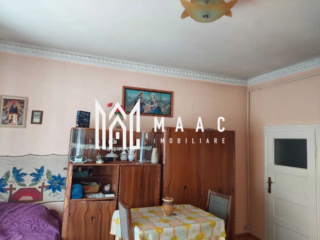 Casa individuala 3 camere I Teren 1600mp I Acces auto I Aiud - MAAC Imobiliare propune spre vanzare o casa situata in Aiudul de Sus-Alba. Locuinta, bine intretinuta (geamuri termopan, parchet de lemn), este structurata pe 2 niveluri: la demisol- bucatarie, camara, hol de acces, pivnita; la parter inalt-living, doua dormitoare, dressing, doua holuri si baie. Utilitati: apa, canalizare, gaz, curent. Exista si fantana, folosita acum pentru udatul gradinii. Incalzirea se face cu soba de teracota pe lemne si convector pe gaz.In baie-boiler pe gaz. Casa se vinde mobilata/utilata. Terenul este generos-1621 mp si este dispus in jurul si spatele casei. Deschiderea la strada este de cca 20 ml-ceea ce permite accesul auto si posibilitatea parcarii mai multor autoturisme in curte. In spatele casei se afla un spatiu intermediar in care regasim cateva anexe pentru animale. Proprietatea are iesire la doua strazi. Zona este linistita, de case, cu centre comerciale si acces la transportul in comun. Pentru mai multe detalii precizati telefonic ca ati vazut anuntul cu ID: CP2195089 }}