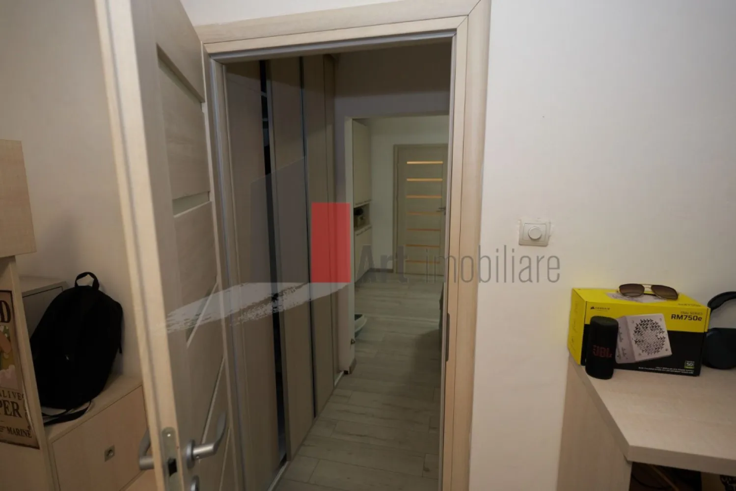 Vânzare apartament 2 camere - metrou Dristor - Vă propun spre achiziție un apartament semidecomandat de 2 camere, luminos, situat la etajul 3/10.

Complet renovat, are instalațiile electrice și sanitare schimbate. Baia are geam, pentru aerisire proprie. Suprafața utilă totală este de 51,34 mp, care include și suprafața balconului, 3,77 mp. Ușile, parchetul au fost schimbate, iar balconul a fost închis.

Apartamentul se vinde mobilat și utilat.
Imobilul este izolat termic și nu este inclus în nici o clasă de risc sau de urgență.
Este situat la 10-15 minute de mers pe jos de stația de metrou Dristor, respectiv la 5 minute de Park Lake și Parcul Cuza.
Mijloacele de transport în comun sunt la mică distanță: 311, 330, 69, 79, N104, 640; 23, 27.

În apropiere este Școala 86.

Pentru mai multe detalii și programarea unei vizionări, vă stau cu drag la dispoziție!