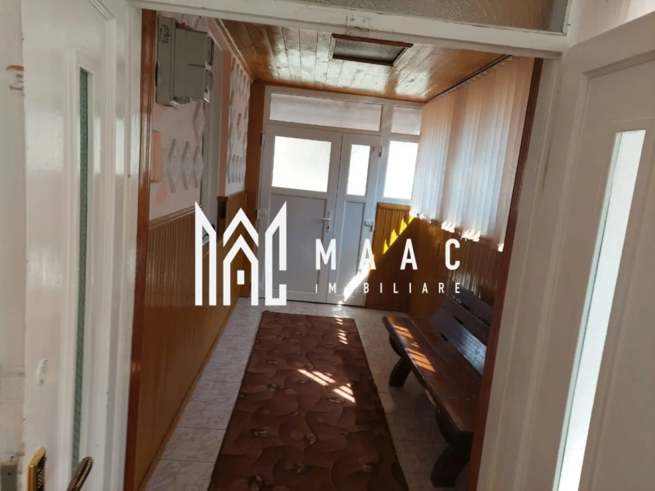 Casa individuala 3 camere I Teren 1600mp I Acces auto I Aiud - MAAC Imobiliare propune spre vanzare o casa situata in Aiudul de Sus-Alba. Locuinta, bine intretinuta (geamuri termopan, parchet de lemn), este structurata pe 2 niveluri: la demisol- bucatarie, camara, hol de acces, pivnita; la parter inalt-living, doua dormitoare, dressing, doua holuri si baie. Utilitati: apa, canalizare, gaz, curent. Exista si fantana, folosita acum pentru udatul gradinii. Incalzirea se face cu soba de teracota pe lemne si convector pe gaz.In baie-boiler pe gaz. Casa se vinde mobilata/utilata. Terenul este generos-1621 mp si este dispus in jurul si spatele casei. Deschiderea la strada este de cca 20 ml-ceea ce permite accesul auto si posibilitatea parcarii mai multor autoturisme in curte. In spatele casei se afla un spatiu intermediar in care regasim cateva anexe pentru animale. Proprietatea are iesire la doua strazi. Zona este linistita, de case, cu centre comerciale si acces la transportul in comun. Pentru mai multe detalii precizati telefonic ca ati vazut anuntul cu ID: CP2195089 }}