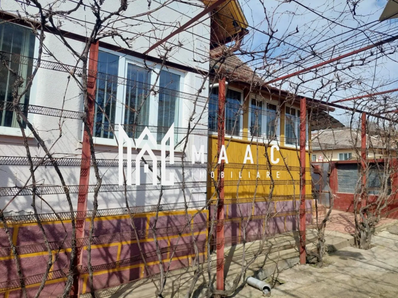 Casa individuala 3 camere I Teren 1600mp I Acces auto I Aiud - MAAC Imobiliare propune spre vanzare o casa situata in Aiudul de Sus-Alba. Locuinta, bine intretinuta (geamuri termopan, parchet de lemn), este structurata pe 2 niveluri: la demisol- bucatarie, camara, hol de acces, pivnita; la parter inalt-living, doua dormitoare, dressing, doua holuri si baie. Utilitati: apa, canalizare, gaz, curent. Exista si fantana, folosita acum pentru udatul gradinii. Incalzirea se face cu soba de teracota pe lemne si convector pe gaz.In baie-boiler pe gaz. Casa se vinde mobilata/utilata. Terenul este generos-1621 mp si este dispus in jurul si spatele casei. Deschiderea la strada este de cca 20 ml-ceea ce permite accesul auto si posibilitatea parcarii mai multor autoturisme in curte. In spatele casei se afla un spatiu intermediar in care regasim cateva anexe pentru animale. Proprietatea are iesire la doua strazi. Zona este linistita, de case, cu centre comerciale si acces la transportul in comun. Pentru mai multe detalii precizati telefonic ca ati vazut anuntul cu ID: CP2195089 }}