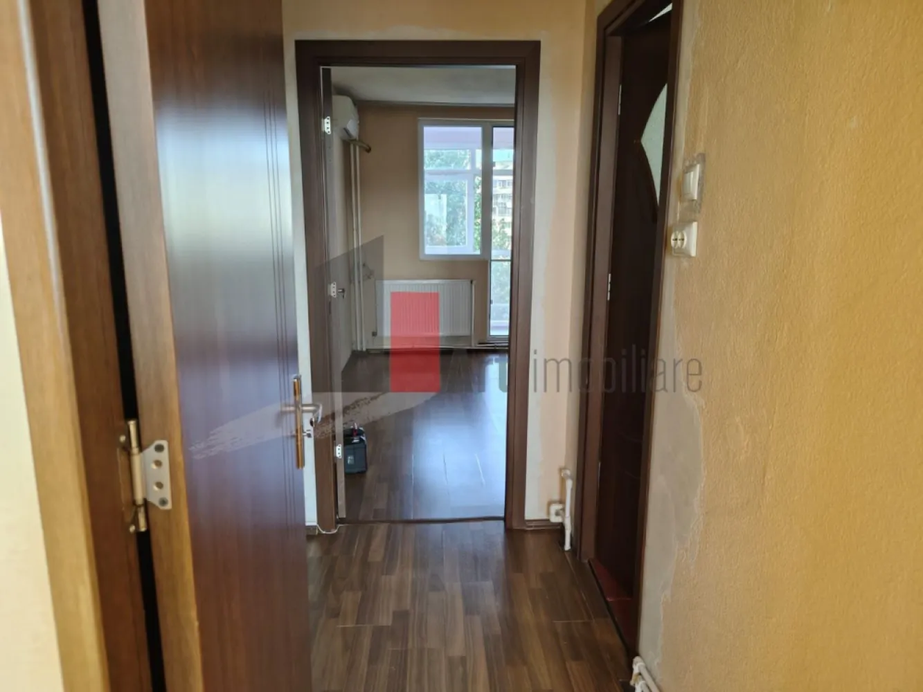 Vânzare apartament 3 camere cu centrală Bd. Obregia - Fântâna Florilor - Vă prezint sptre achiziție un apartament de 3 camere semidecomandat, situat aproape de Fântâna Florilor și la 15 minute de mers pe jos de stația de metrou Piața Sudului și Sun Plaza.
Locuința este contorizată la gaz, fiind dotată cu centrală proprie. Are 2 aparate de aer condiționat. De asemenea, a fost schimbată instalația sanitară.
Apartamentul are vedere pe față și pe spate, iar ușile de acces către cele 2 balcoane sunt din termopan.
Se asigură loc de parcare.

Imobilul este izolat termic și nu este inclus în nici o clasă de risc sau de urgență.

În apropiere sunt Colegiul Național Octav Onicescu, Școlile 194 și 108, Kaufland, precum și Piața Sudului.
Stațiile de transport în comun sunt în fața blocului: 72, 73, N105.

Pentru informații și programarea unei vizionări vă stau cu drag la dispoziție.