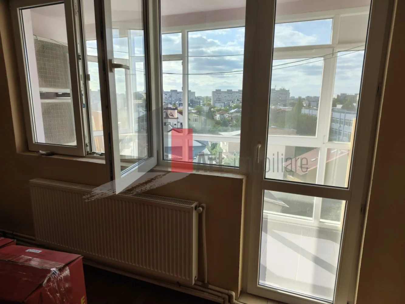 Vânzare apartament 3 camere cu centrală Bd. Obregia - Fântâna Florilor - Vă prezint sptre achiziție un apartament de 3 camere semidecomandat, situat aproape de Fântâna Florilor și la 15 minute de mers pe jos de stația de metrou Piața Sudului și Sun Plaza.
Locuința este contorizată la gaz, fiind dotată cu centrală proprie. Are 2 aparate de aer condiționat. De asemenea, a fost schimbată instalația sanitară.
Apartamentul are vedere pe față și pe spate, iar ușile de acces către cele 2 balcoane sunt din termopan.
Se asigură loc de parcare.

Imobilul este izolat termic și nu este inclus în nici o clasă de risc sau de urgență.

În apropiere sunt Colegiul Național Octav Onicescu, Școlile 194 și 108, Kaufland, precum și Piața Sudului.
Stațiile de transport în comun sunt în fața blocului: 72, 73, N105.

Pentru informații și programarea unei vizionări vă stau cu drag la dispoziție.