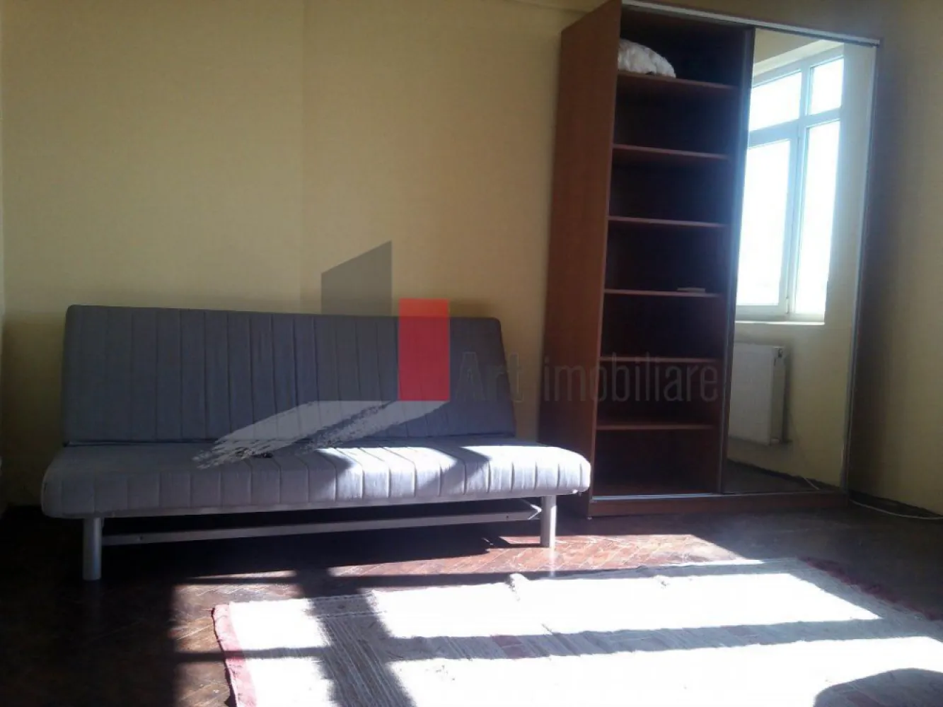 Vânzare garsonieră Tineretului - Dimitrie Cantemir - Vă prezint o garsonieră în zona Dimitrie Cantemir - Bd. Tineretului, la etajul 5/5. Garsoniera, aflată într-un bloc interbelic, beneficiază de centrală proprie și aer condiționat. Este spațioasă, iar vederea este spre străduța laterală.
Instalațiile electrice au fost schimbate. Odată cu montarea centralei, a fost schimbată instalația termică, inclusiv caloriferele. Pereții sunt cu vopsea lavabilă. Parchetul este din lemn masiv.
Proprietatea este pretabilă atât ca spațiu de locuit, cât și ca investiție. 
Baia și bucătăria necesită renovare.
În imobil nu este lift.

Camerele sunt înalte, 2,80m.

În apropiere sunt Școala 79, Liceele Ion Creangă și Gheorghe Șincai. Parcurile Tineretului și Carol sunt la 5-10 minute distanță, pe jos. La fel și stațiile de metrou Tineretului și Unirii.
