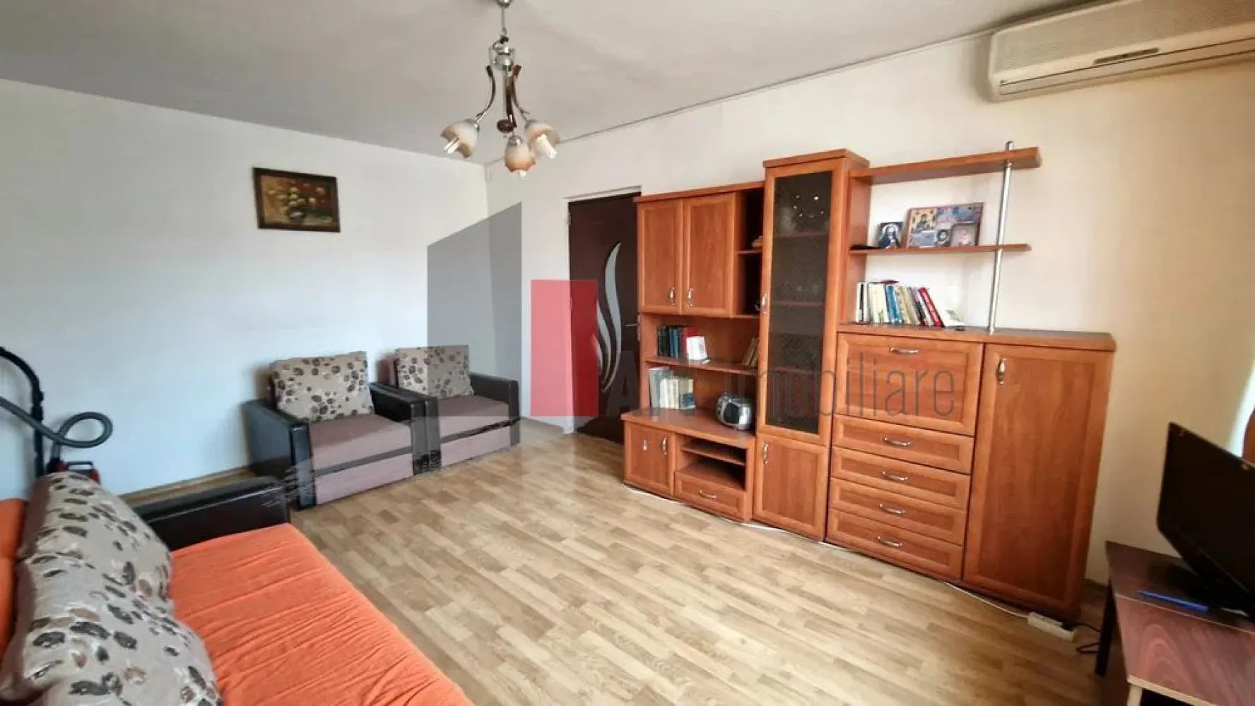 Vânzare apartament 2 camere Bd. Obregia - Fântâna Florilor - Vă propun spre vânzare un apartament spațios, luminos, semidecomandat de 2 camere. Situat la etajul 9/10, într-un bloc izolat, construit în 1972.
Apartamentul este semidecomandat, are o suprafață utilă de 46,5 mp, la care se adaugă balconul închis de 5,8mp, rezultând o suprafață totală de 52,3 mp.
Bucătăria de 7,2 mp este mare, aproape pătrată. Baia are aerisire naturală, prin geam.
Au fost schimbate caloriferele, parchetul și ușile, iar pereții sunt cu vinarom.

Imobilul este amplasat la doar câteva minute de stația de metrou Piața Sudului și de centrul comercial Sun Plaza. În apropiere sunt Colegiul Onicescu și Școala 194. 

Proprietatea este potrivită atât pentru locuit, cât și pentru investiție. Toate actele sunt pregătite.
Sepoate achiziționa prin credit.
La mică distanță sunt magazine, piață, mijloace de transport în comun.

Apartamentul reprezintă o oportunitate pentru cei care caută o investiție într-o zonă cu acces facil la metrou și puncte de interes importante.

Pentru mai multe detalii și programarea unei vizionări, vă stau la dispoziție.