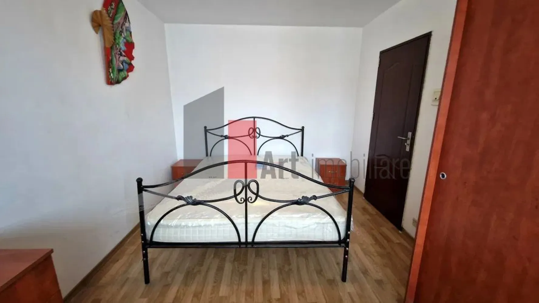 Vânzare apartament 2 camere Bd. Obregia - Fântâna Florilor - Vă propun spre vânzare un apartament spațios, luminos, semidecomandat de 2 camere. Situat la etajul 9/10, într-un bloc izolat, construit în 1972.
Apartamentul este semidecomandat, are o suprafață utilă de 46,5 mp, la care se adaugă balconul închis de 5,8mp, rezultând o suprafață totală de 52,3 mp.
Bucătăria de 7,2 mp este mare, aproape pătrată. Baia are aerisire naturală, prin geam.
Au fost schimbate caloriferele, parchetul și ușile, iar pereții sunt cu vinarom.

Imobilul este amplasat la doar câteva minute de stația de metrou Piața Sudului și de centrul comercial Sun Plaza. În apropiere sunt Colegiul Onicescu și Școala 194. 

Proprietatea este potrivită atât pentru locuit, cât și pentru investiție. Toate actele sunt pregătite.
Sepoate achiziționa prin credit.
La mică distanță sunt magazine, piață, mijloace de transport în comun.

Apartamentul reprezintă o oportunitate pentru cei care caută o investiție într-o zonă cu acces facil la metrou și puncte de interes importante.

Pentru mai multe detalii și programarea unei vizionări, vă stau la dispoziție.