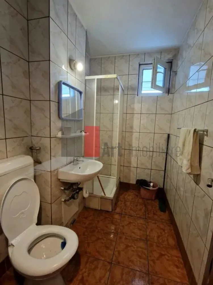 Vânzare apartament 2 camere Bd. Obregia - Fântâna Florilor - Vă propun spre vânzare un apartament spațios, luminos, semidecomandat de 2 camere. Situat la etajul 9/10, într-un bloc izolat, construit în 1972.
Apartamentul este semidecomandat, are o suprafață utilă de 46,5 mp, la care se adaugă balconul închis de 5,8mp, rezultând o suprafață totală de 52,3 mp.
Bucătăria de 7,2 mp este mare, aproape pătrată. Baia are aerisire naturală, prin geam.
Au fost schimbate caloriferele, parchetul și ușile, iar pereții sunt cu vinarom.

Imobilul este amplasat la doar câteva minute de stația de metrou Piața Sudului și de centrul comercial Sun Plaza. În apropiere sunt Colegiul Onicescu și Școala 194. 

Proprietatea este potrivită atât pentru locuit, cât și pentru investiție. Toate actele sunt pregătite.
Sepoate achiziționa prin credit.
La mică distanță sunt magazine, piață, mijloace de transport în comun.

Apartamentul reprezintă o oportunitate pentru cei care caută o investiție într-o zonă cu acces facil la metrou și puncte de interes importante.

Pentru mai multe detalii și programarea unei vizionări, vă stau la dispoziție.