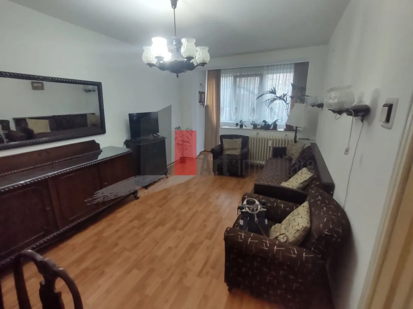 Vânzare apartament 3 camere Bd. Obregia - Pța Străduinței - Vă prezint spre achiziție un apartament decomandat de 3 camere, luminos, pretabil atât pentru locuit, cât și ca investiție, pentru închiriat.
Apartamentul este situat la etajul 3/10. Deși imobilul nu este încă izolat termic, proprietarii au schimbat geamurile cu unele termopan. Locuința este contorizată la gaz, fiind trasă țeavă de gaz pentru centrală, în bucătărie, ceea ce facilitează instalarea unei centrale termice.
În apartament sunt spații generoase de depozitare.
Baia a fost complet renovată.
Apartamentul se poate preda mobilat și utilat, ca în poze. 

În apropiere sunt Creșa Degețica, Școlile 108 și 194, Liceul Octav Onicescu, Piața Berceni Sud. Stația de metrou Piața Sudului și Sun Plaza, respectiv Grand Arena, Hornbach sunt la 10 minute de mers cu mijloacele de transport.
Actele sunt pregătite.
Imobilul nu este încadrat în nici o clasă de risc sau de urgență.

Pentru informații și programarea unei vizionări vă stau cu drag la dispoziție!