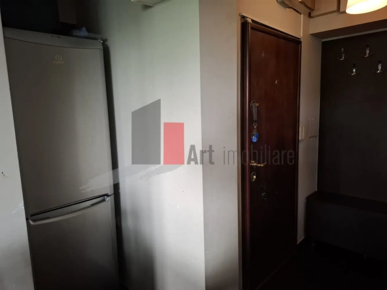 Vânzare apartament 3 camere Obregia - Apartamentul cu 3 camere are vedere pe spate, fiind ferit de zgomotul bulevardului. Bucătăria a fost unită cu camera de zi și holul, rezultând un spațiu generos pentru petrecerea timpului cu familia și prietenii. Ușile interioare sunt glisante. 
Tâmplăria ferestrelor este din aluminiu Exalco. 

Apartamentul a fost renovat complet. Instalațiile electrice sunt din cupru, iar cele sanitare au fost schimbate. Caloriferele sunt din aluminiu. Parchetul și ușile au fost înlocuite. Pereții au fost curățați, retencuiți și dați cu lavabilă. Podeaua a fost izolată.
Baia a fost mărită și a fost instalată o cadă cu hidromasaj.

Blocul este izolat termic și nu este inclus în vreo clasă de risc sau de urgență. În plus, apartamentul a fost izolat și prin interior.
Se vinde mobilat și utilat. Bucătăria este complet utilată. 

Se poate accesa credit, cadastrul fiind reactualizat.
Loc de parcare în fața blocului. 
Sistem de alarmă.

Vă aștept cu drag la vizionare!