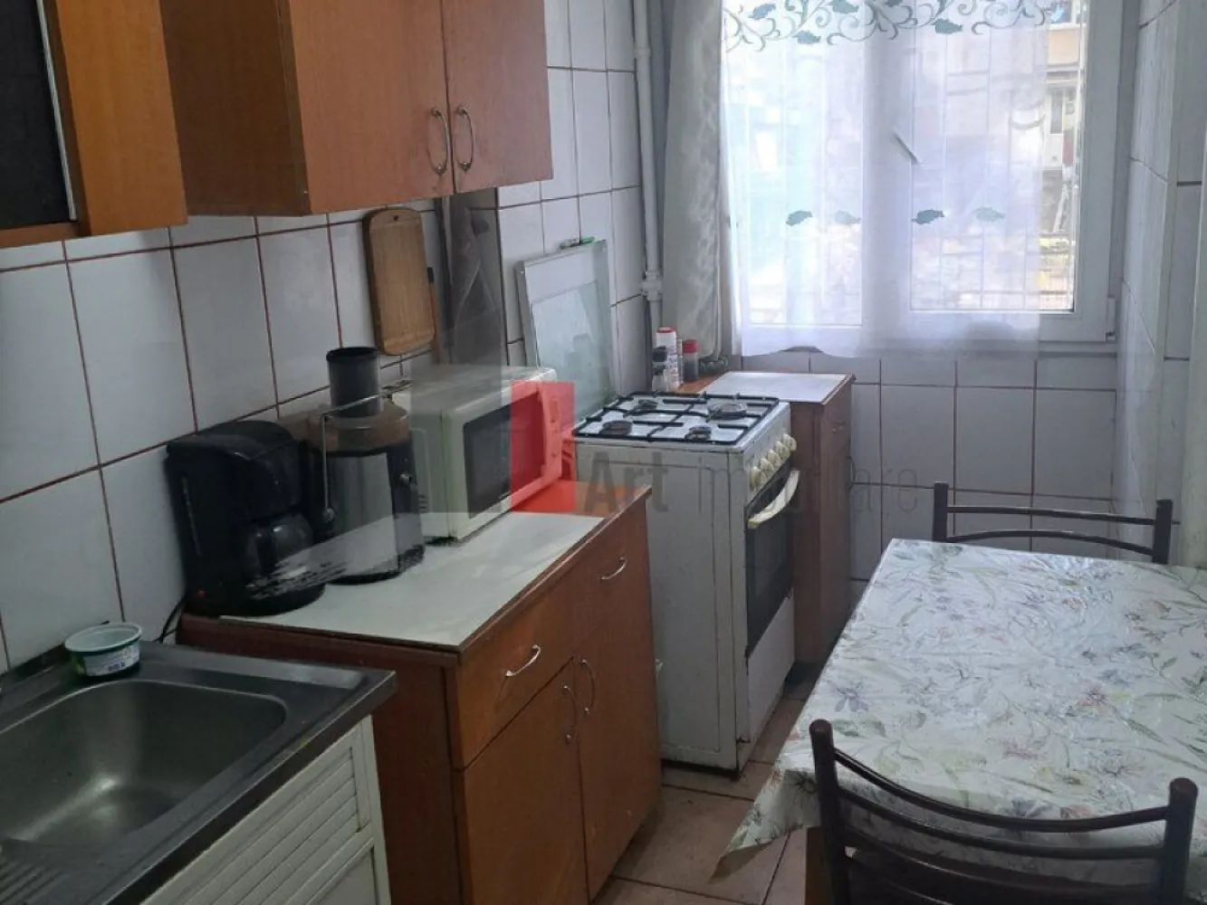 Vânzare apartament 2 camere Bd. Brâncoveanu - Lamotești - Vă prezint spre vânzare un apartament de 2 camere, semidecomandat. 
Situat la parter înalt/4, aproape de Bd. Brâncoveanu, este pretabil atât ca spațiu de locuit, cât și pentru cabinet. Este ideal pentru persoanele în vârstă, sau care nu mai pot urca scările. În fața apartamentului este spațiu verde, amenajat.
Geamurile sunt din termopan, iar ușa de la intrare este metalică. Baia are aerisire proprie, prin geam. Bucătăria a fost extinsă, prin includerea logiei, iar modificarea apare în cadastru.
Apartamentul necesită investiții.

Imobilul nu este izolat și nu este încadrat în nici o clasă de risc sau de urgență.
Se acceptă credit.
Toate actele sunt pregătite.

În zonă sunt Grădinița Floarea Albastră, Școala 99, Ștrandul Summer Park. Locația este la aproximativ 20 minute de mers cu mijloacele de transport de stația de metrou Constantin Brâncoveanu. În apropiere sunt numeroase magazine, Lidl, Kaufland, Grand Arena.
STB: 116, 141, 216.

Pentru mai multe detalii și programarea unei vizionări, vă stau cu drag la dispoziție!