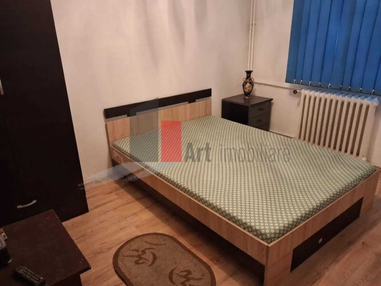 Vânzare apartament 2 camere Bd. Brâncoveanu - Lamotești - Vă prezint spre vânzare un apartament de 2 camere, semidecomandat. 
Situat la parter înalt/4, aproape de Bd. Brâncoveanu, este pretabil atât ca spațiu de locuit, cât și pentru cabinet. Este ideal pentru persoanele în vârstă, sau care nu mai pot urca scările. În fața apartamentului este spațiu verde, amenajat.
Geamurile sunt din termopan, iar ușa de la intrare este metalică. Baia are aerisire proprie, prin geam. Bucătăria a fost extinsă, prin includerea logiei, iar modificarea apare în cadastru.
Apartamentul necesită investiții.

Imobilul nu este izolat și nu este încadrat în nici o clasă de risc sau de urgență.
Se acceptă credit.
Toate actele sunt pregătite.

În zonă sunt Grădinița Floarea Albastră, Școala 99, Ștrandul Summer Park. Locația este la aproximativ 20 minute de mers cu mijloacele de transport de stația de metrou Constantin Brâncoveanu. În apropiere sunt numeroase magazine, Lidl, Kaufland, Grand Arena.
STB: 116, 141, 216.

Pentru mai multe detalii și programarea unei vizionări, vă stau cu drag la dispoziție!